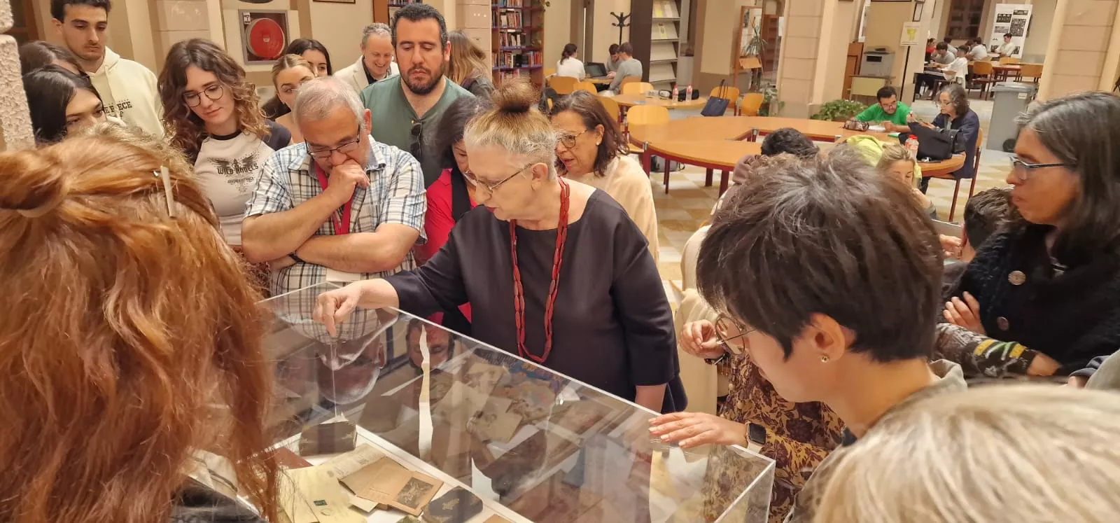 La Facultad de Filosofía y Letras alberga la exposición bibliográfica dedicada a Ana Rossetti.