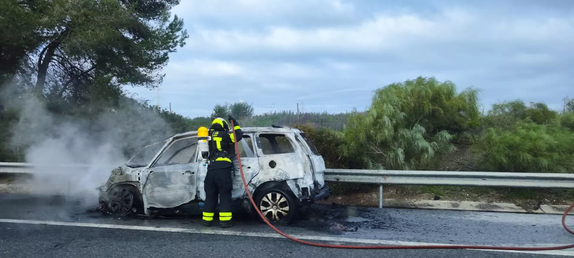 Efectivos de bomberos actúan en la extinción del siniestro