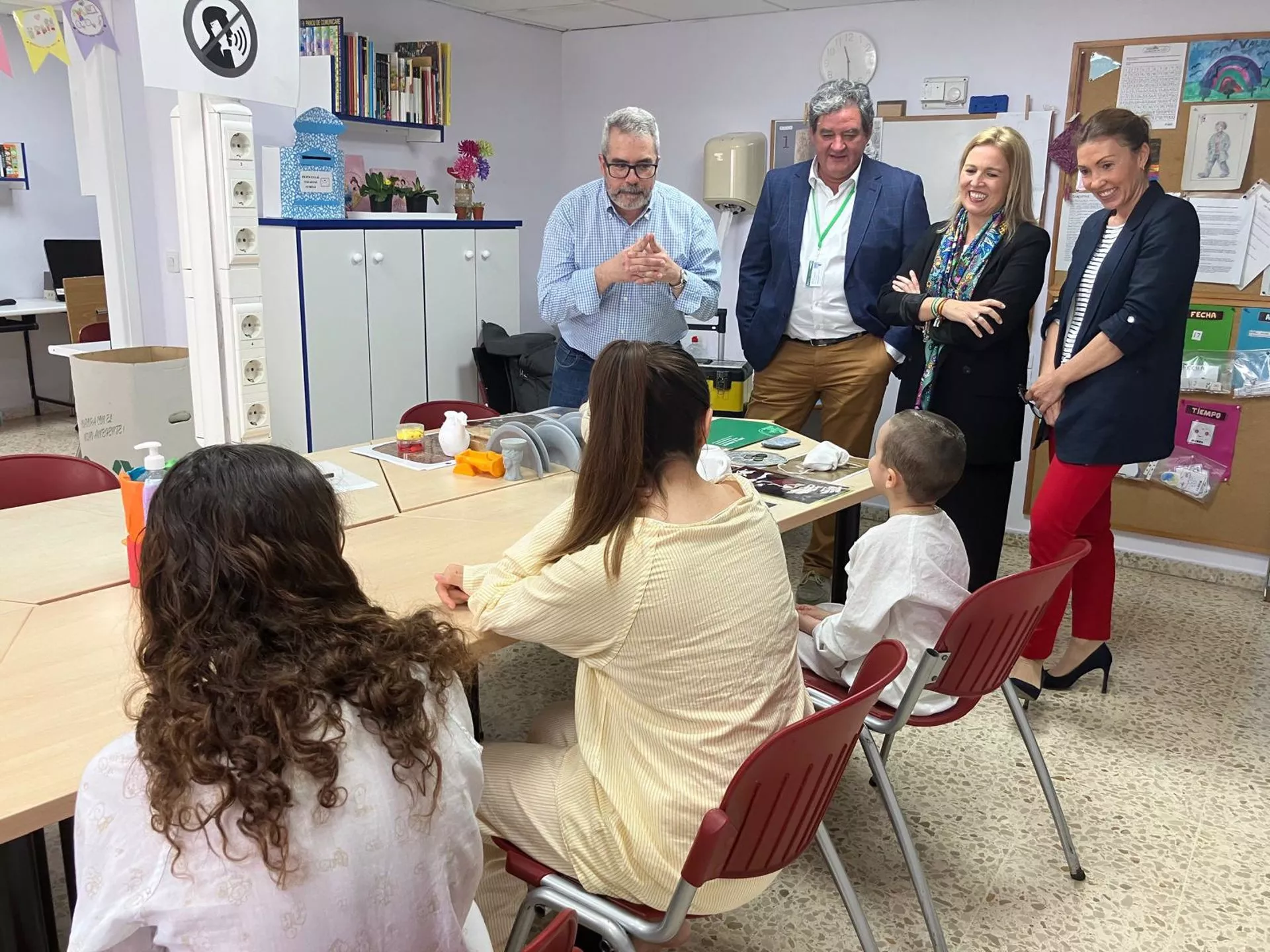 Las delegadas territoriales en la provincia de Cádiz de Turismo, Cultura y Deporte, Tania Barcelona, y de Salud y Consumo, Eva Pajares, visitan el Hospital de Cádiz y la actividad 'Museo en Pijama'