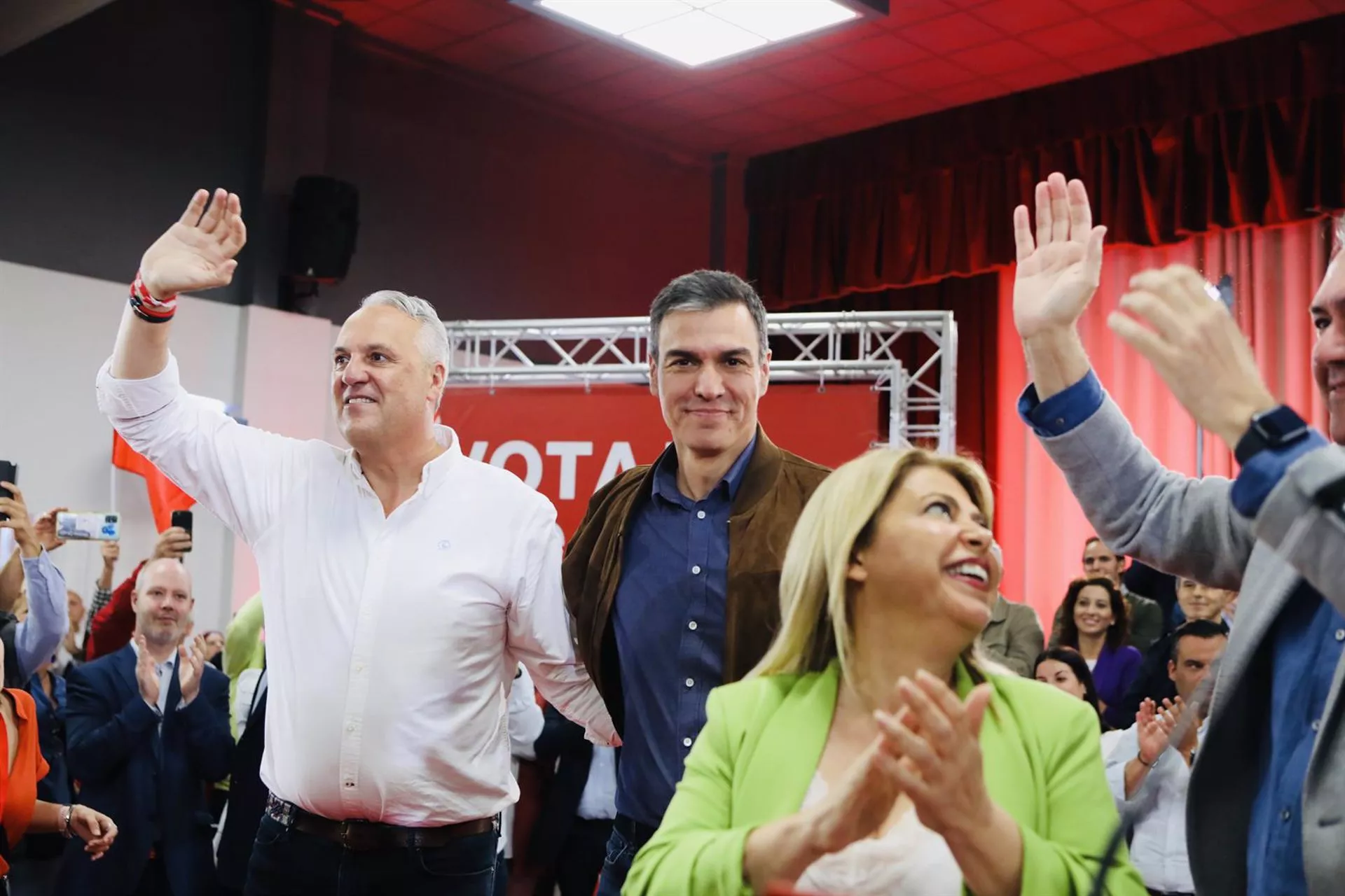  El secretario general del PSOE y presidente del Gobierno, Pedro Sánchez, junto al secretario general del PSOE de Cádiz, Juan Carlos Ruiz Boix, durante un acto público en Jerez de la Frontera