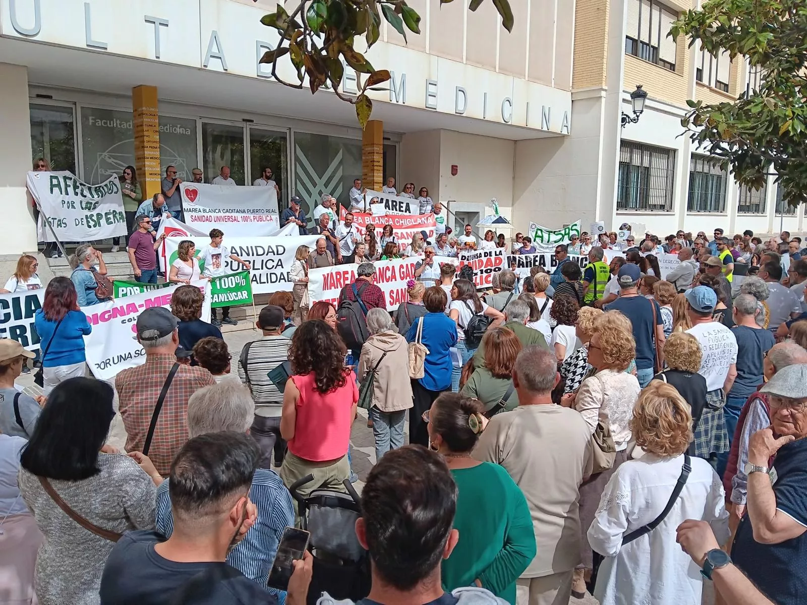 En Cádiz la manifestación partía, a las 12:00 h, desde la plaza Fragela hasta la plaza San Juan de Dios.