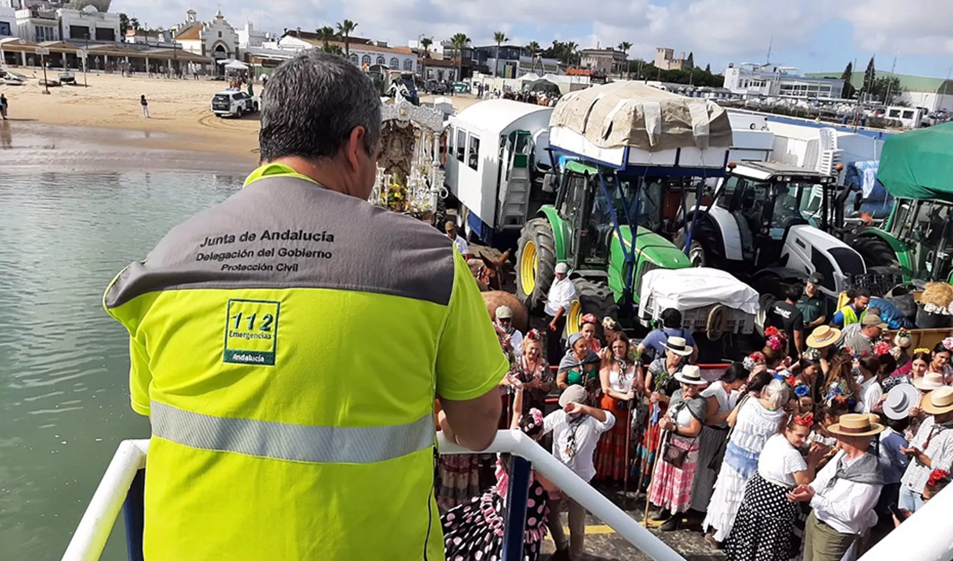 Peregrinos entrando en la barcaza para cruzar el río Guadalquivir camino del Coto de Doñana, en una imagen de archivo.