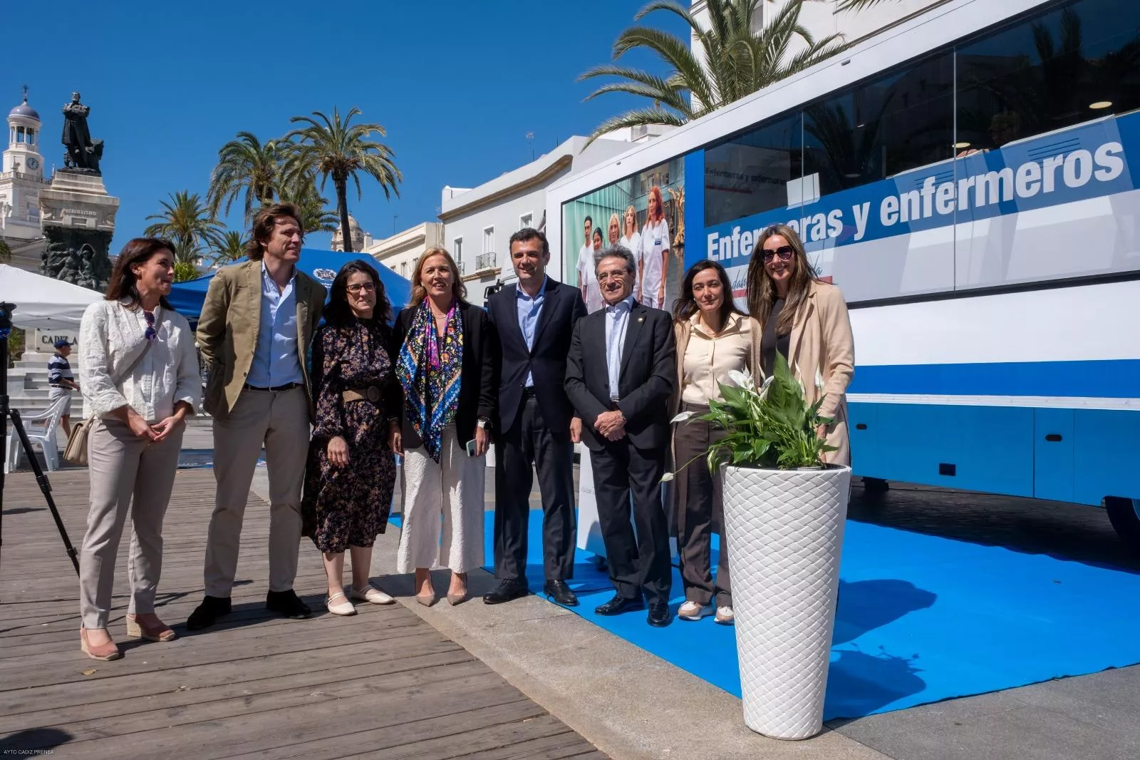 Autoridades junto al equipo itinerante que recorre toda España