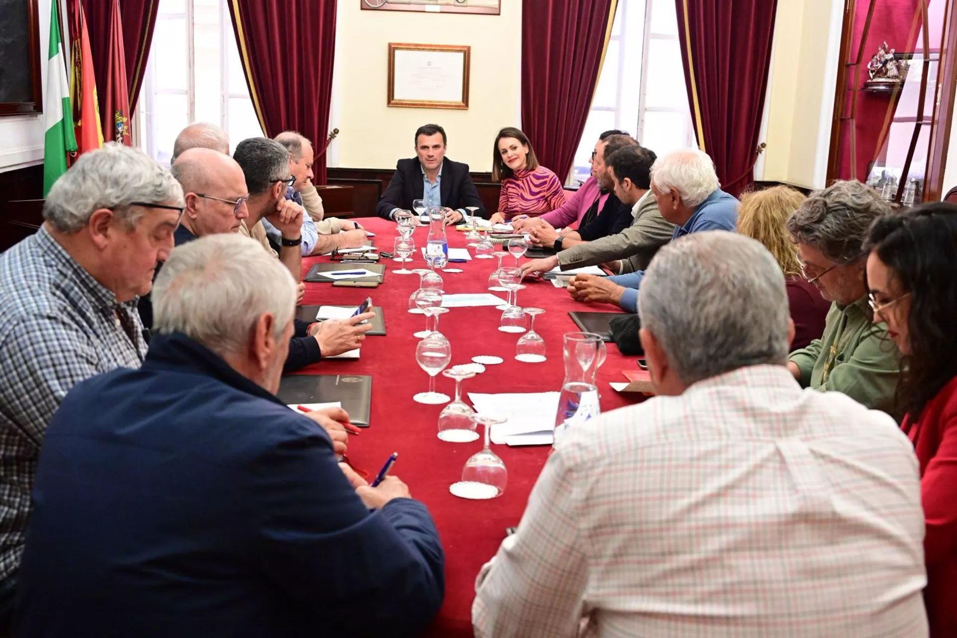 Reunión en el Ayuntamiento de Cádiz para comenzar a preparar el Carnaval 2025.