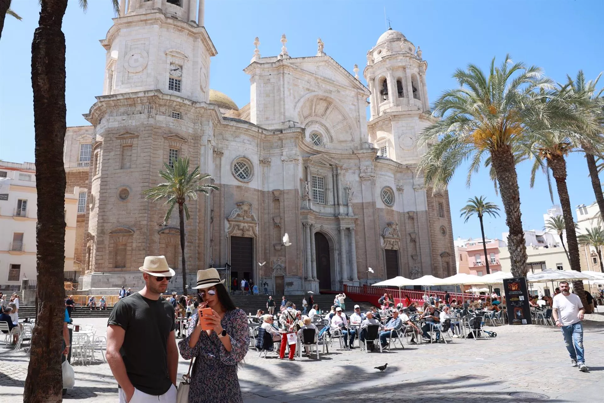 Turistas en la plaza de la Catedral de Cádiz