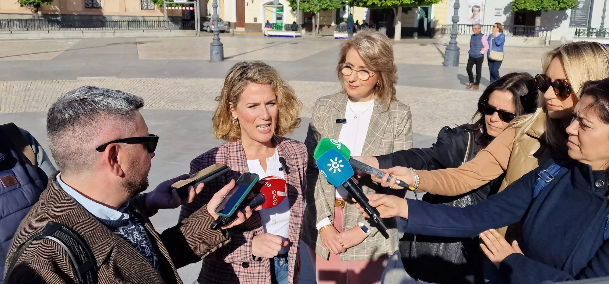 La parlamentaria del PP, Ana Mestre, atiende a los medios de comunicación