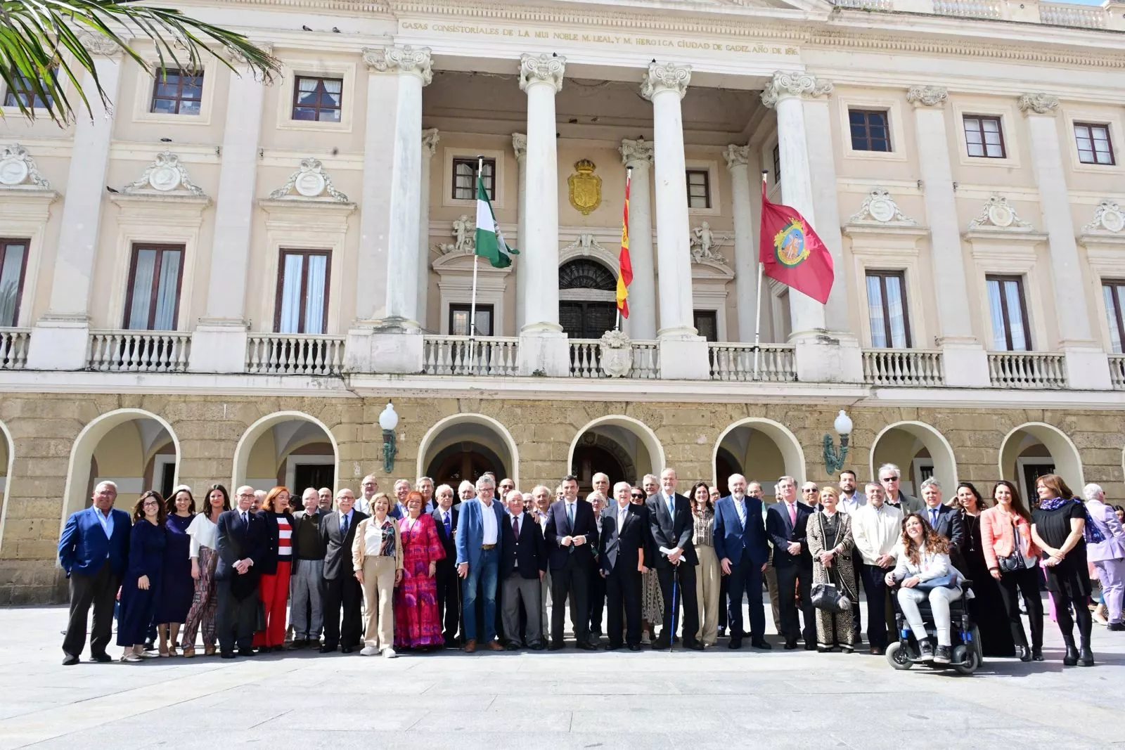 Foto de familia al final del acontecimiento en la plaza de San Juan de Dios a las puertas de las Casas Consistoriales.