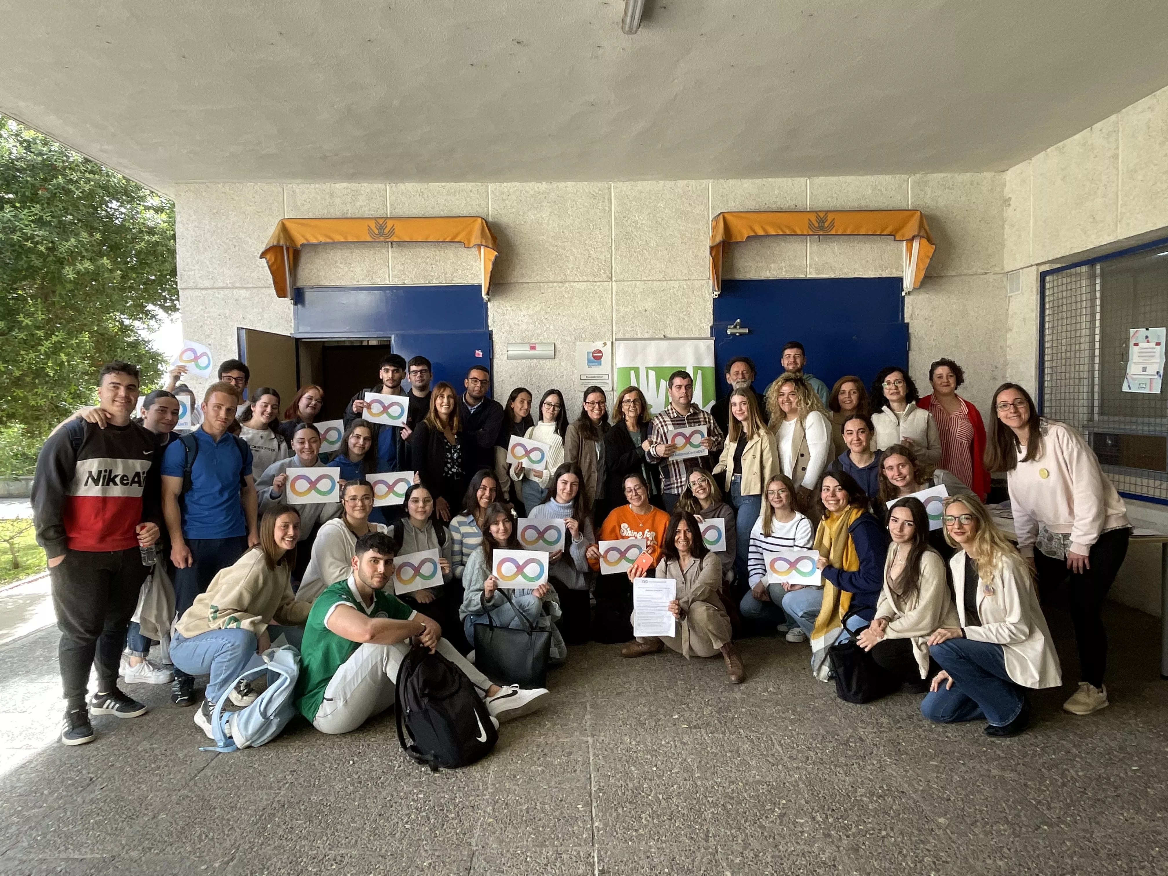 Foto grupal tras la finalización del acto en la Facultad de Ciencias de la Educación