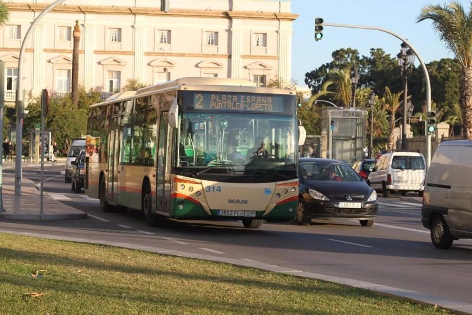 Autobús de transporte urbano de Cádiz en una imagen de archivo