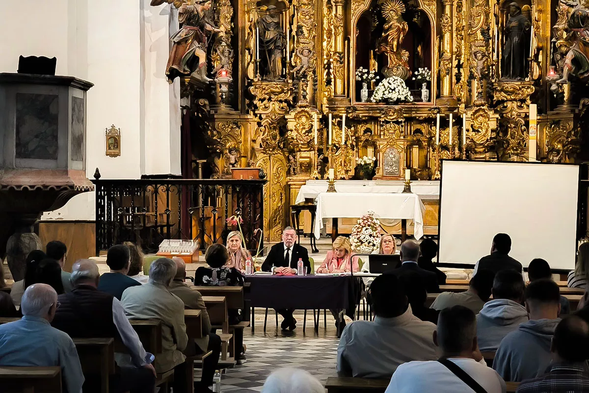 La iglesia de Santa María acogió la convocatoria para los hermanos de la cofradía.