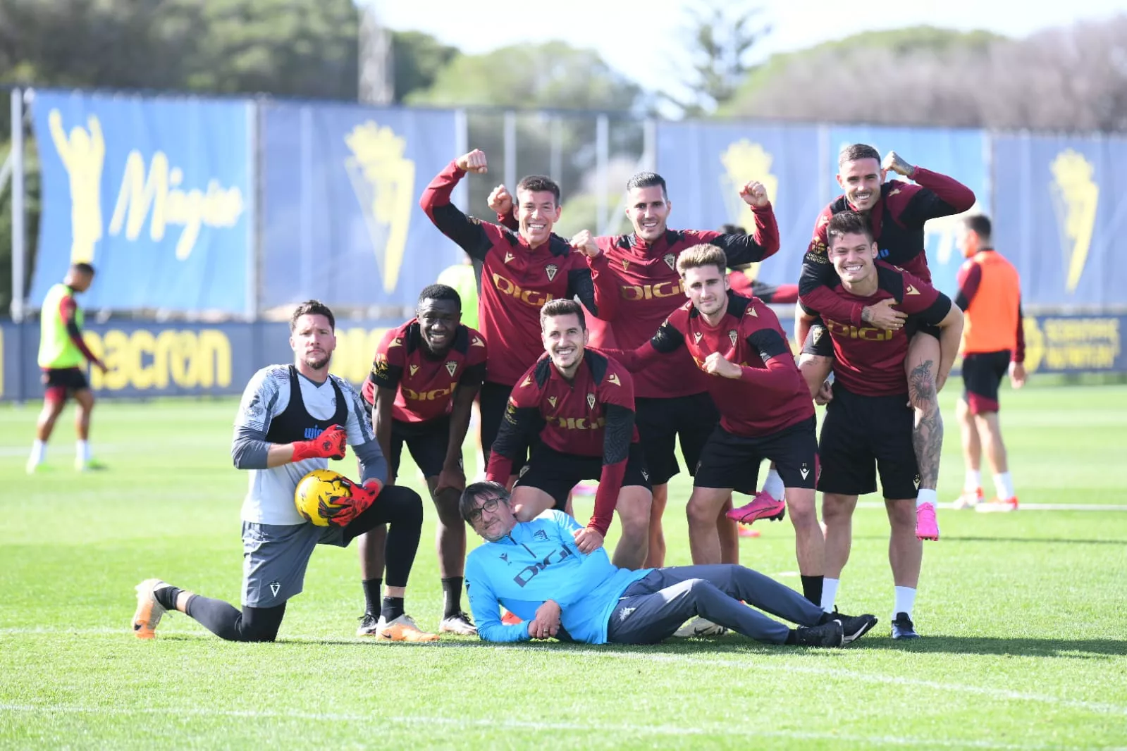 La plantilla amarilla afrontó con buen humor la sesión de entrenamiento de la jornada de este lunes