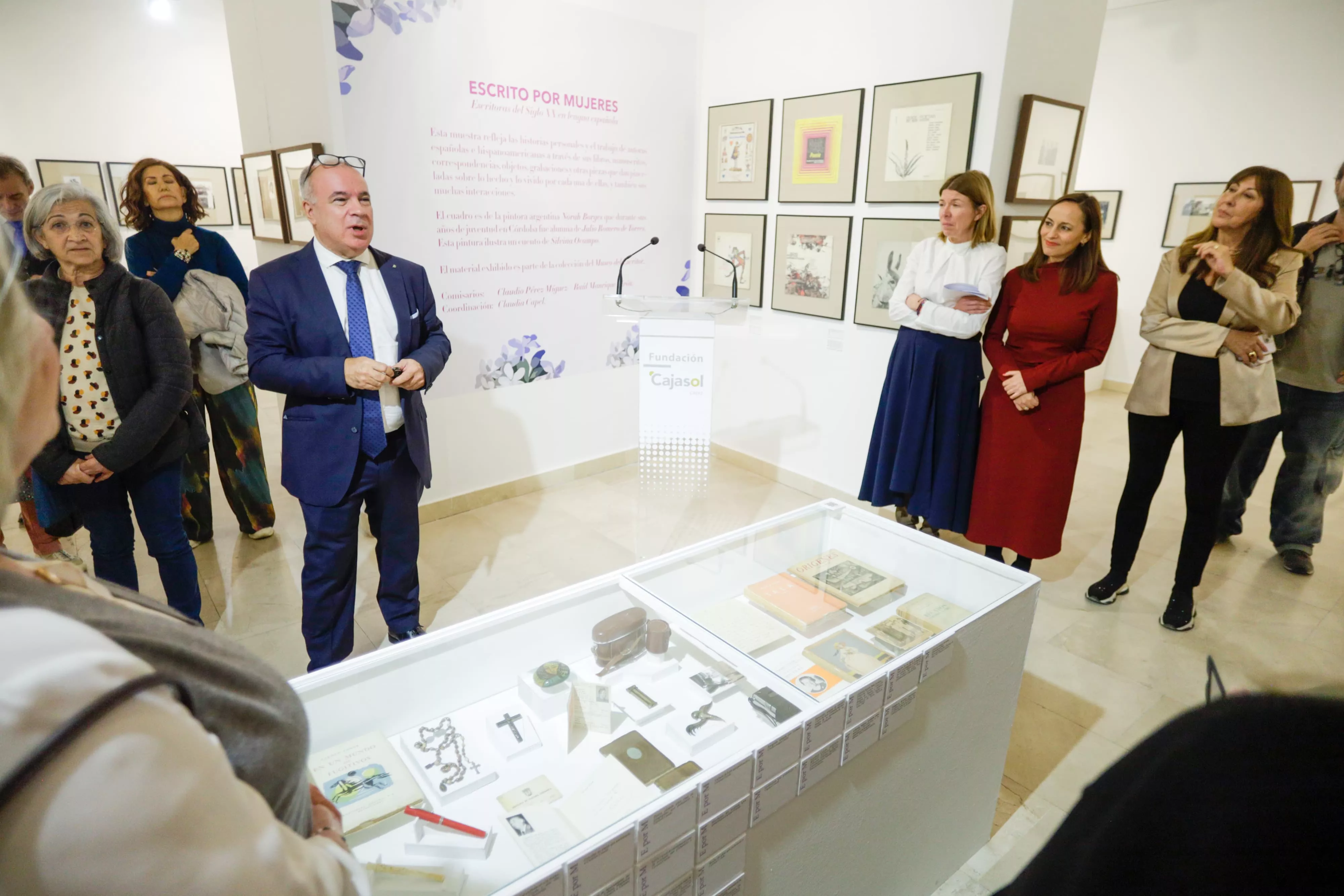 Claudio Pérez, director del Museo del Escritor, explica el contenido de algunos expositores