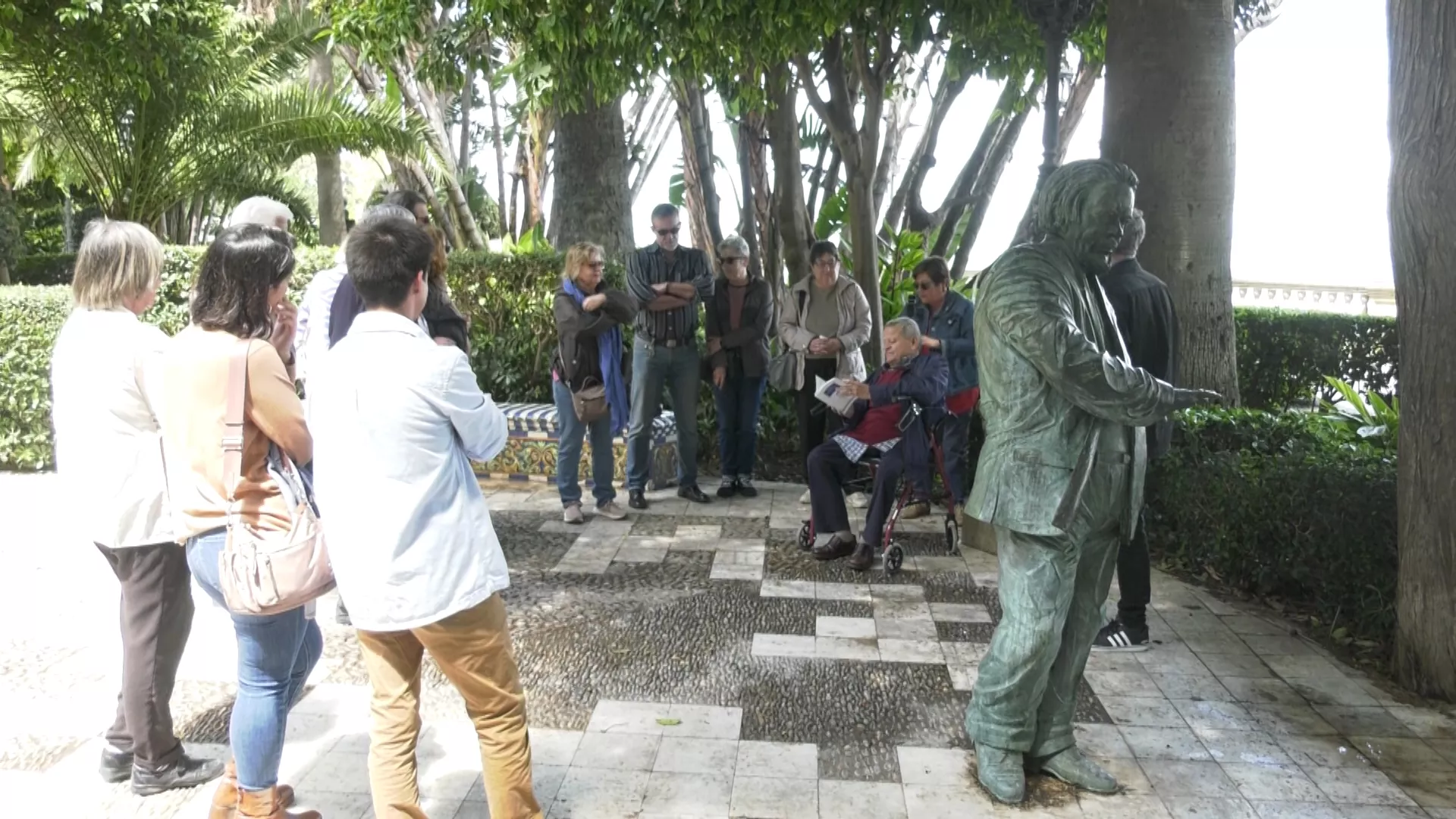 Numerosas personas se congregan en la Alameda Apodaca, junto a la estatua de Carlos Edmundo de Ory. 