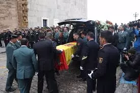 El féretro de uno de los agentes tras el funeral celebrado en la Catedral de Cádiz. 