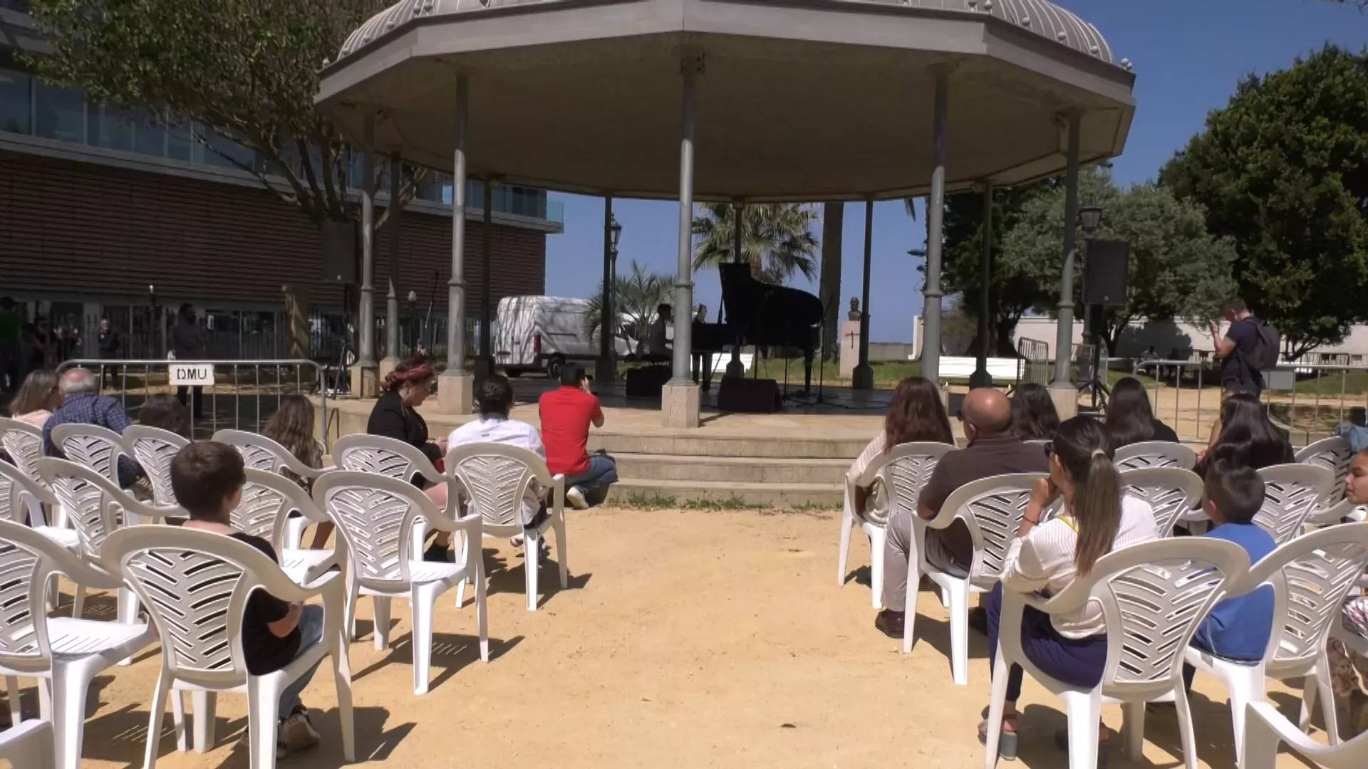 'Clásica Joven en Vivo' es un programa que ofrece a jóvenes intérpretes de música clásica actuaciones en espacios de la ciudad. 'Clásica Joven en Vivo' es un programa que ofrece a jóvenes intérpretes de música clásica actuaciones en espacios de la ciudad