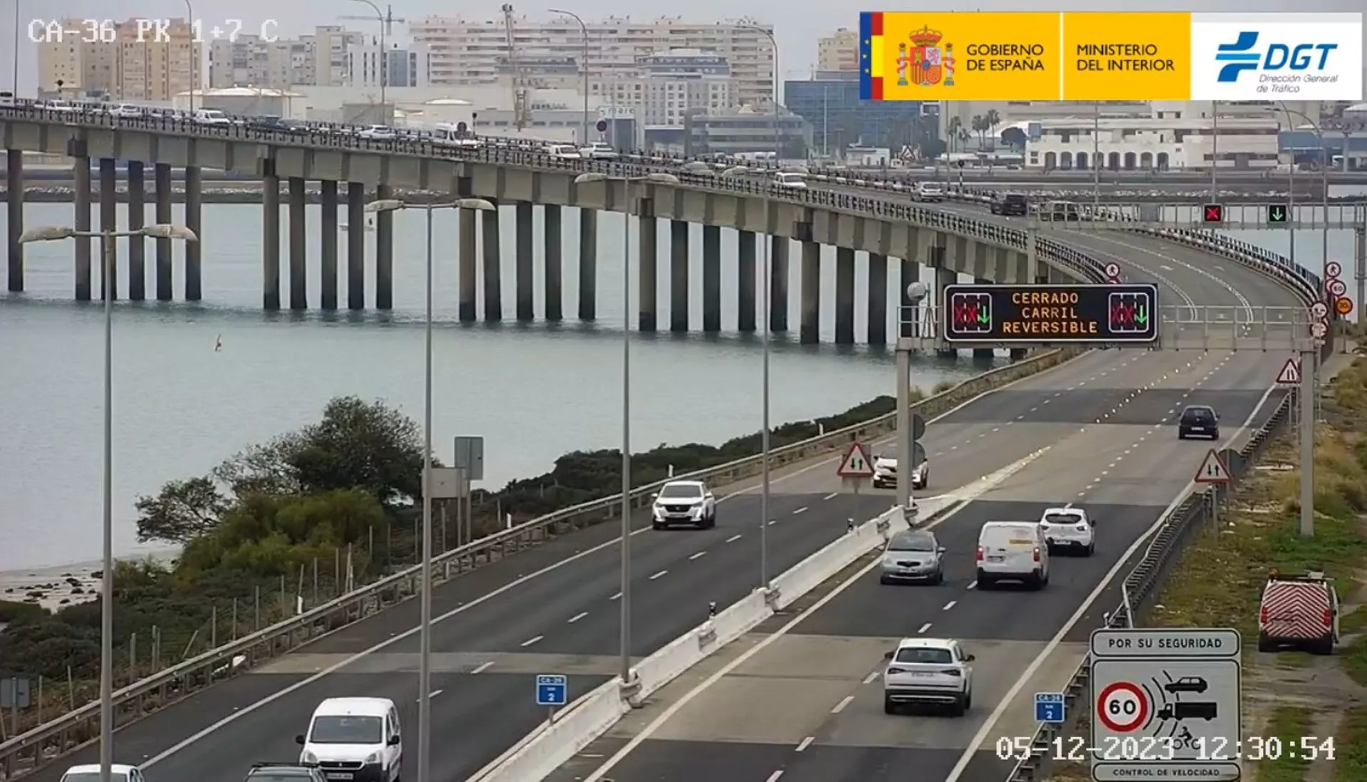 Vehículo circulando por el sentido contrario en la salida del puente Carranza.