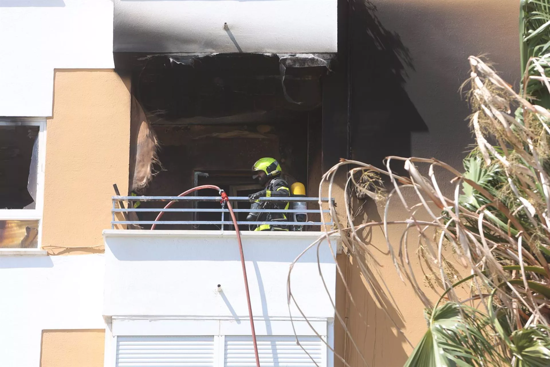 Efectivos de los bomberos actuando en el incendio en una vivienda de la barriada de la Paz.