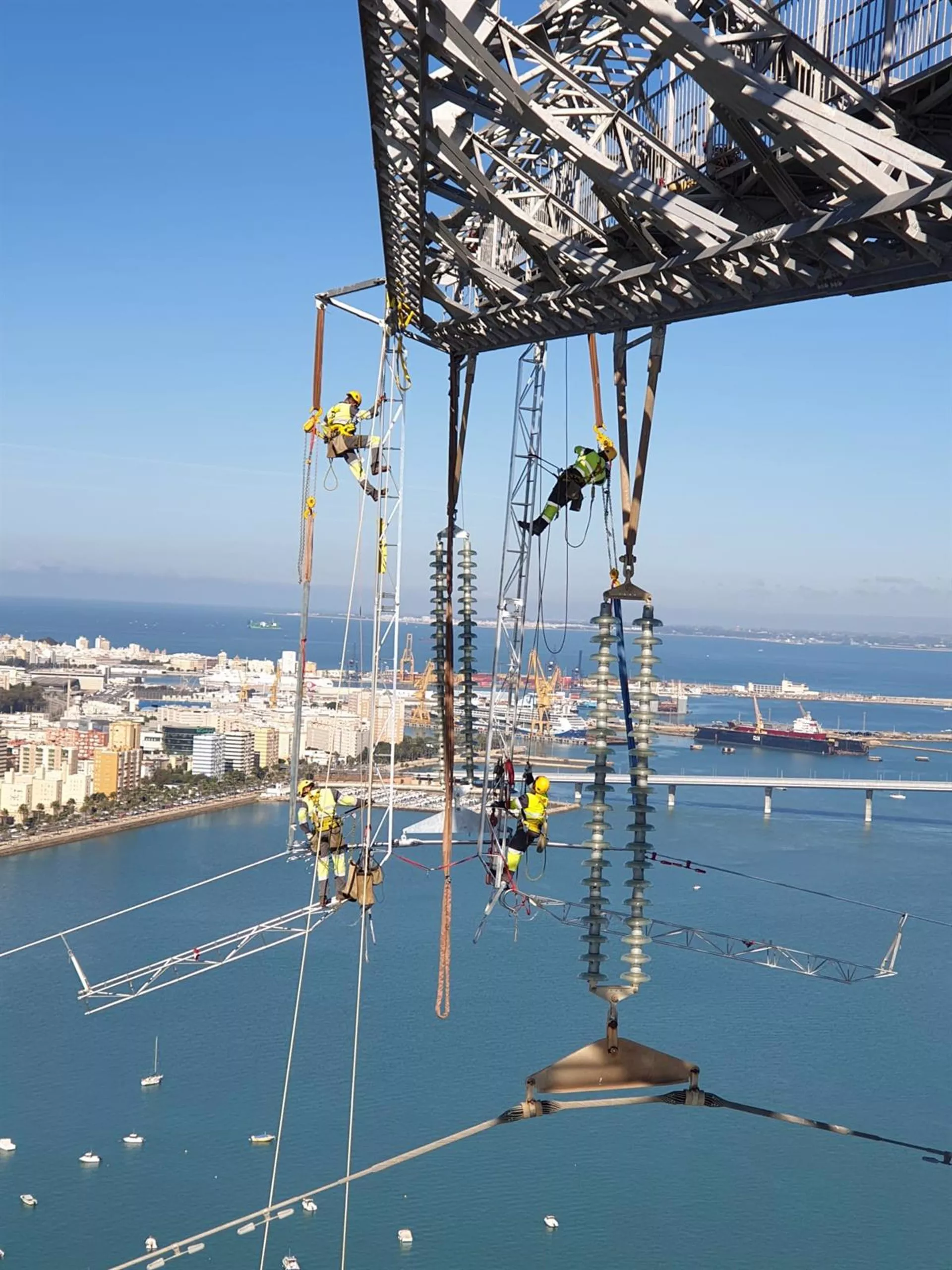 Vista de los trabajos para sustituir el cableado de las torres de la Bahía de Cádiz, en imagen de archivo.