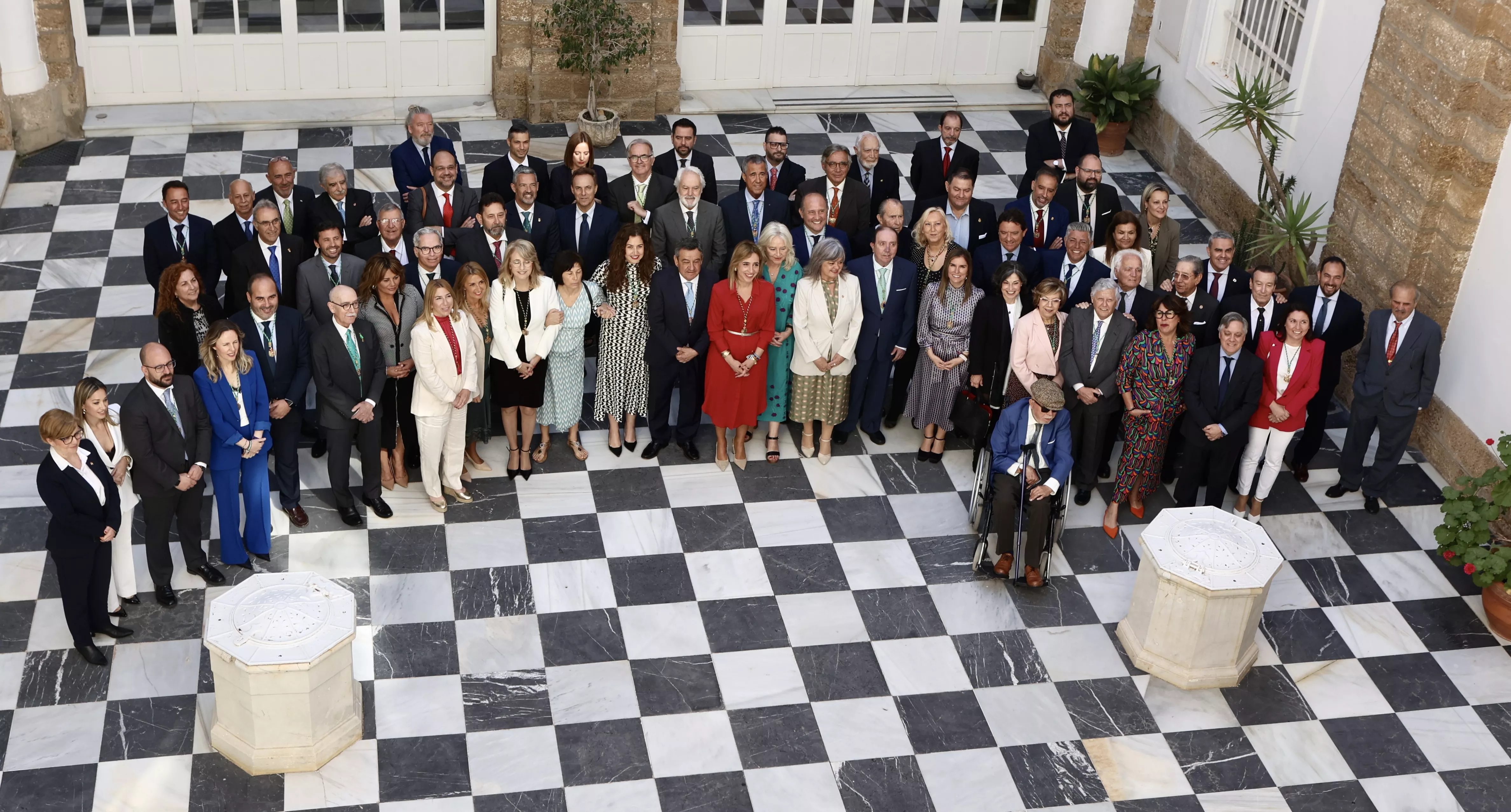 Los homenajeados al final del acto en el patio del palacio provincial 