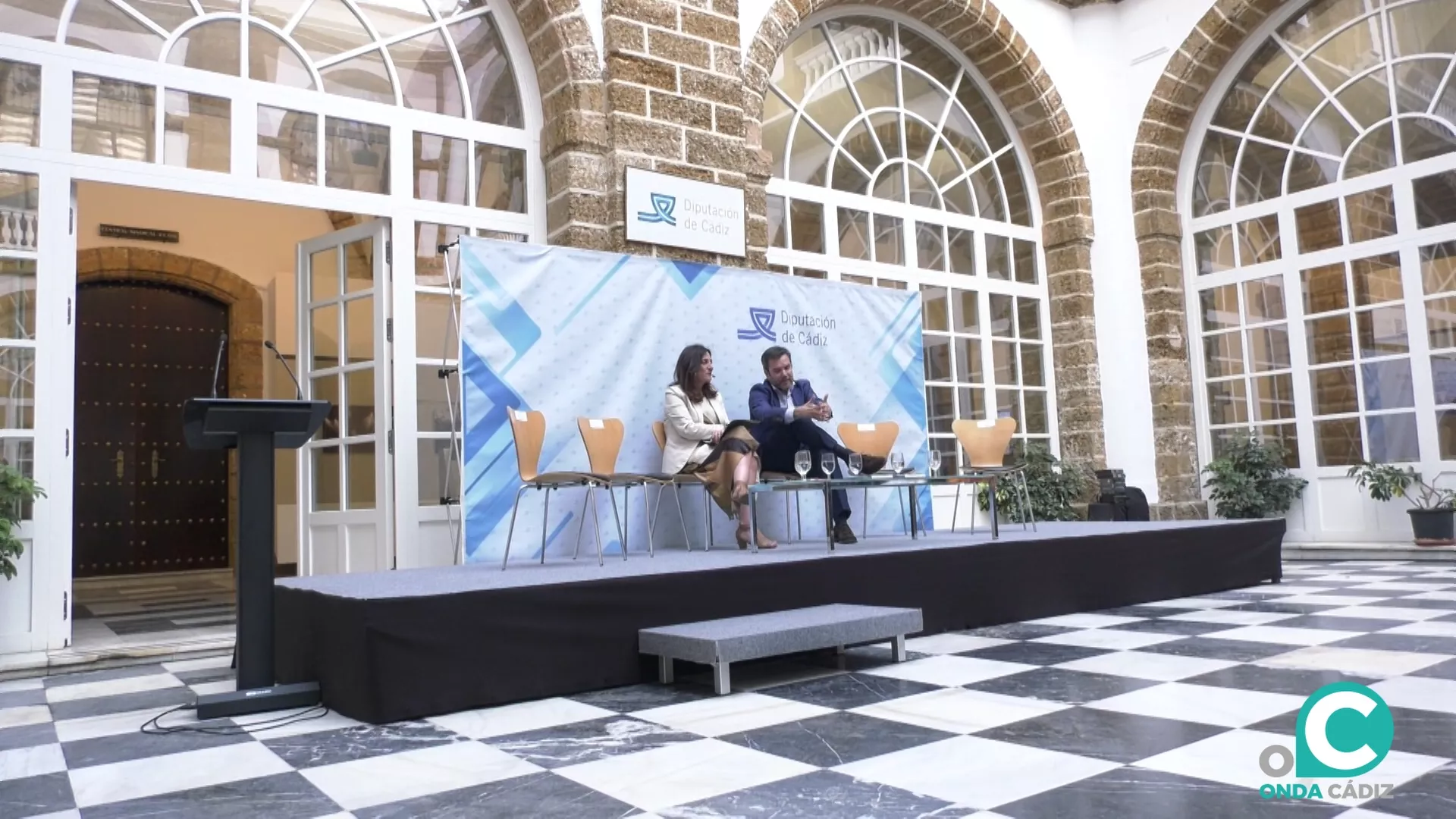 Ignacio Moreno, director de La Voz de Cádiz, presenta su libro en el claustro de la Diputación. 