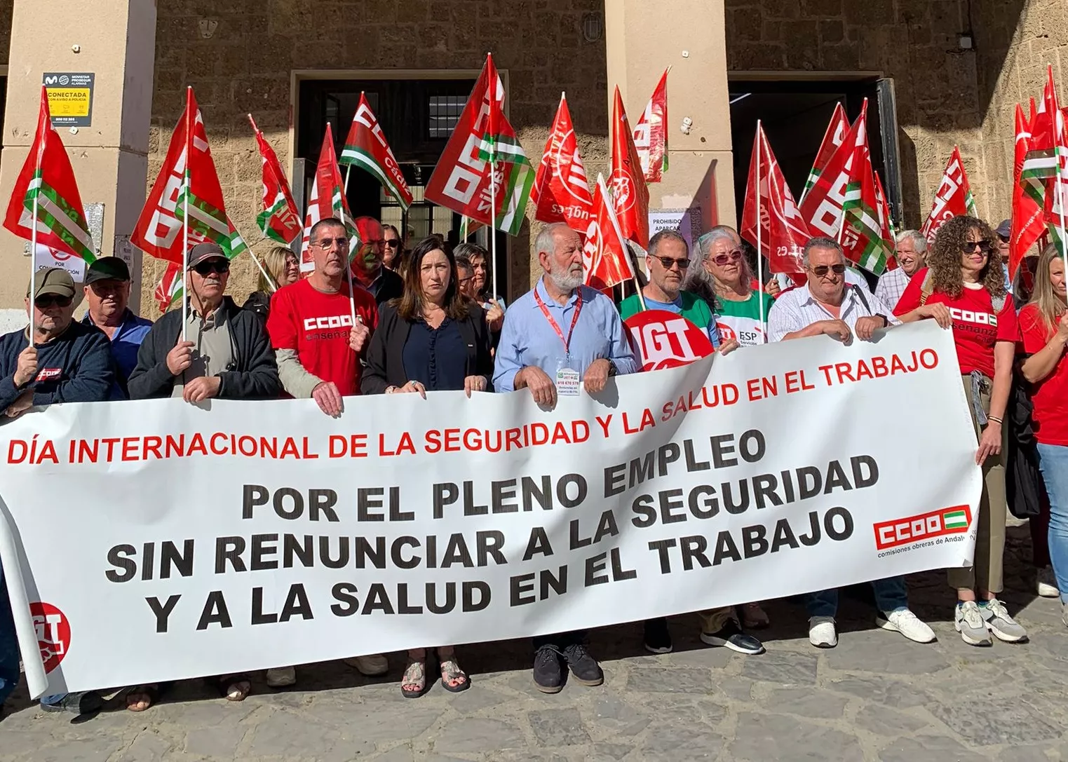 Un momento de la concentración ante el edificio de sindicatos