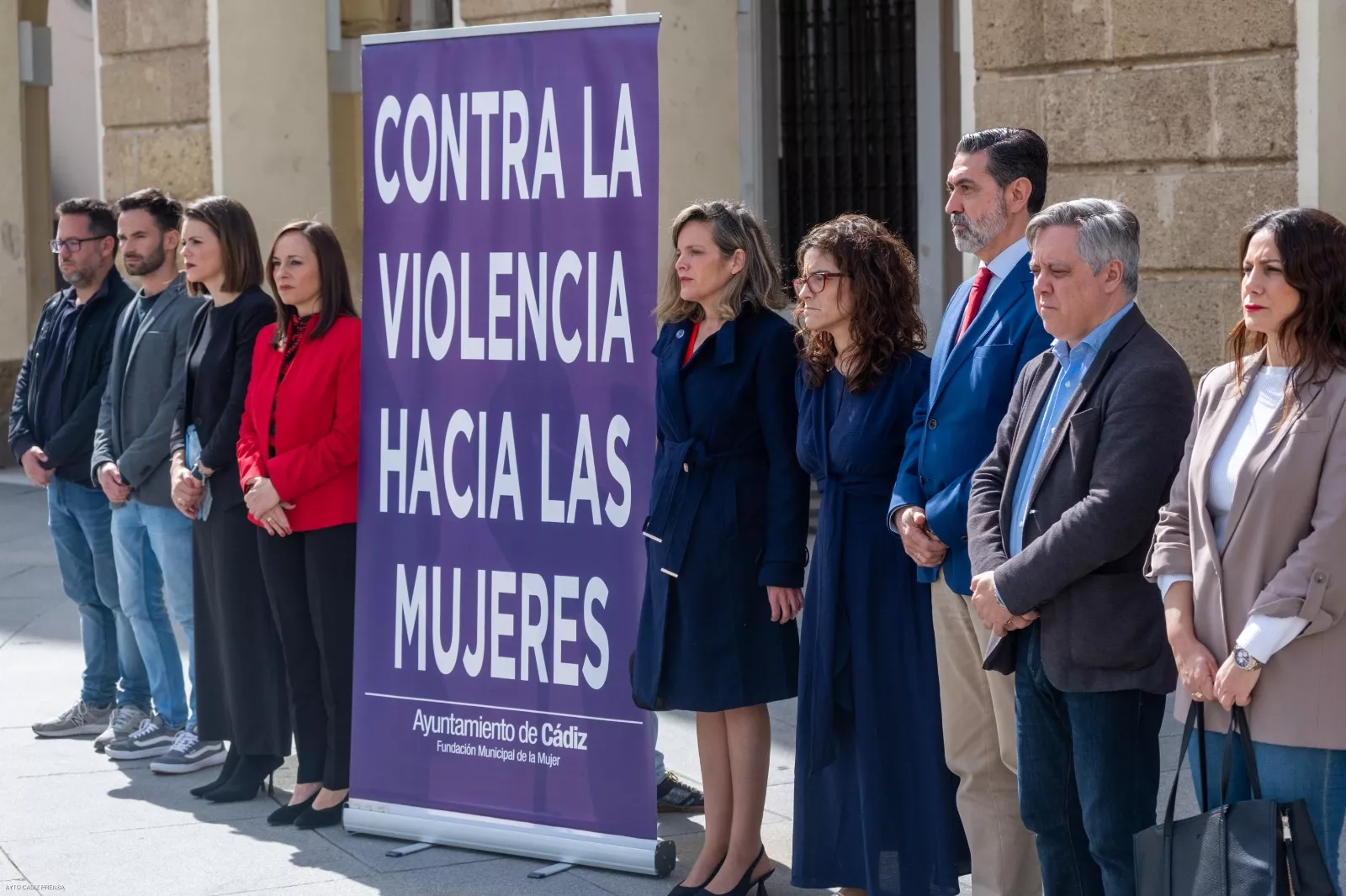 El acto frente al Ayuntamiento de Cádiz