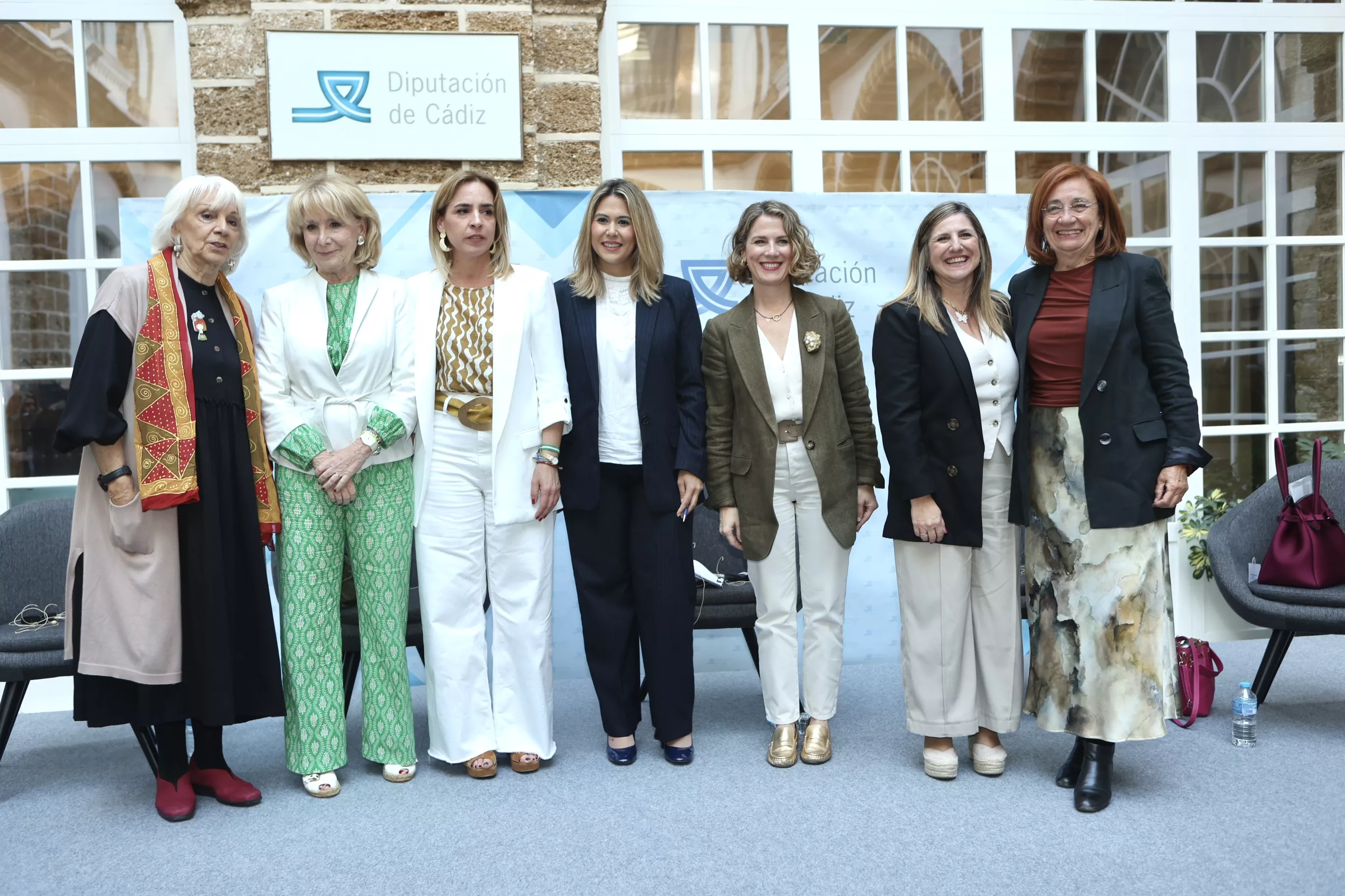 Las homenajeadas en el patio del claustro del palacio provincial 