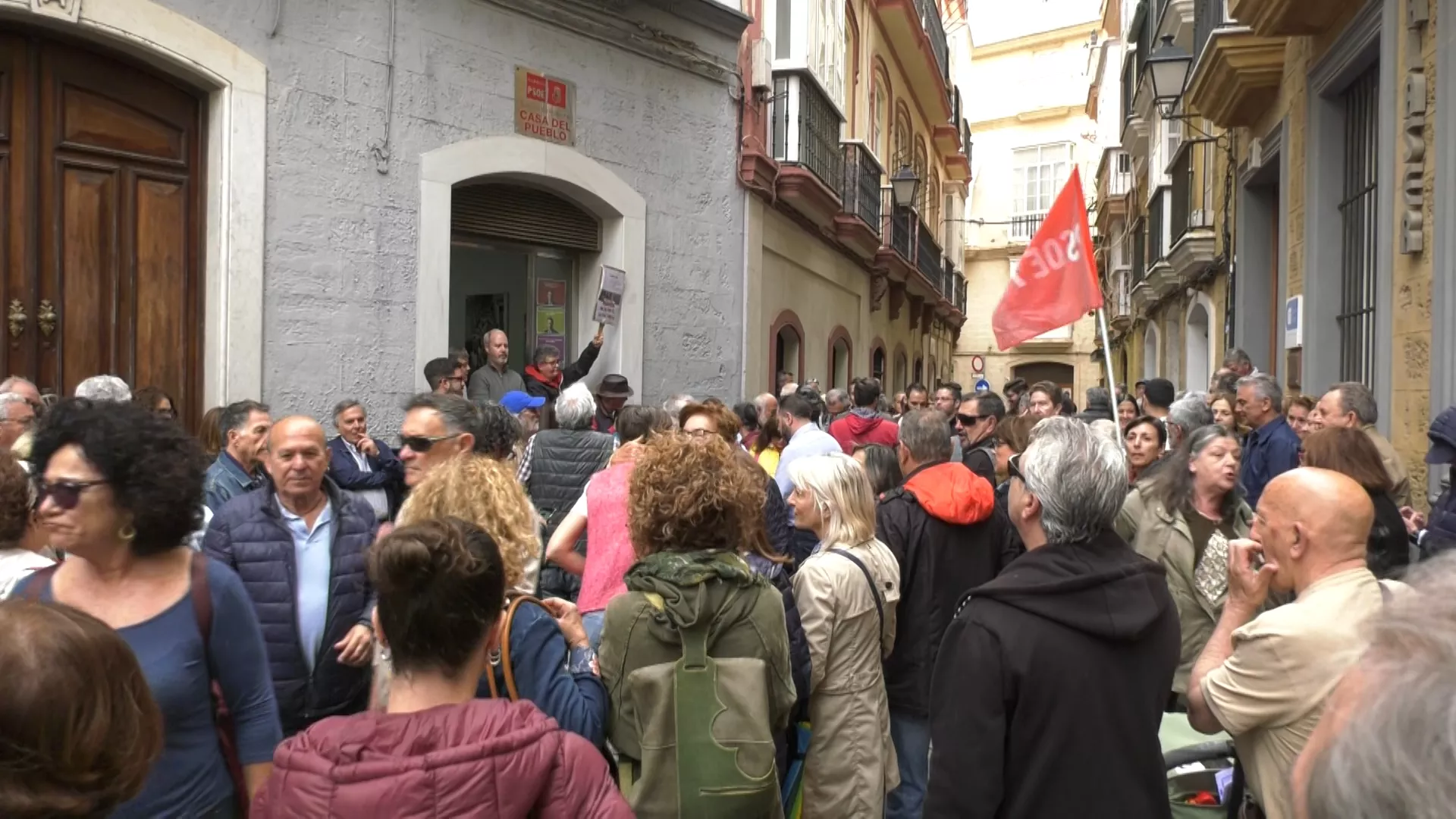 El PSOE de Cádiz sale a la calle para mostrar públicamente su apoyo a Pedro Sánchez. 