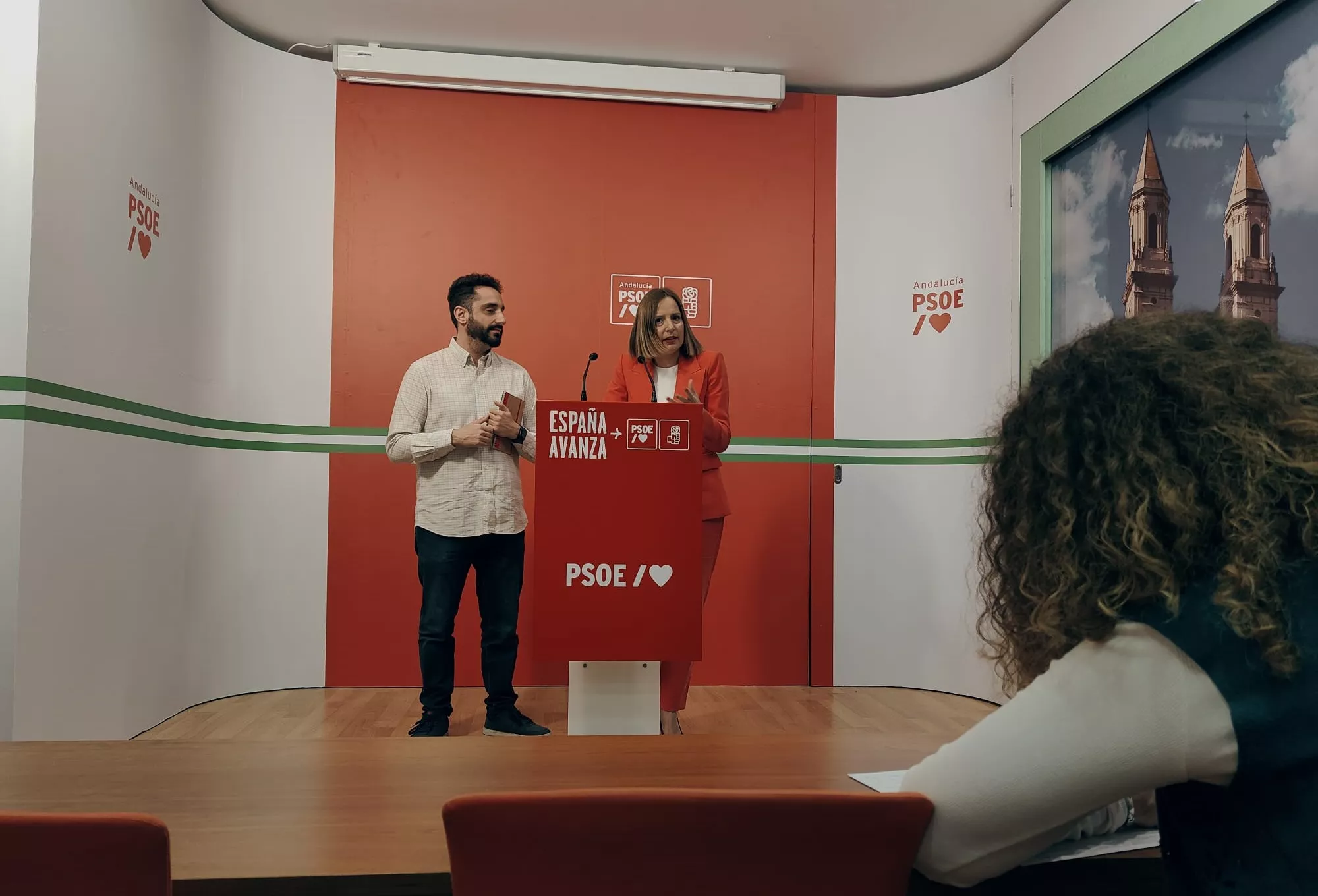 La secretaria de Organización del PSOE de Cádiz y portavoz del Grupo Socialista en la Diputación, Ana Carrera, unto al secretario general de JSA, Dani Perea, en rueda de prensa. 