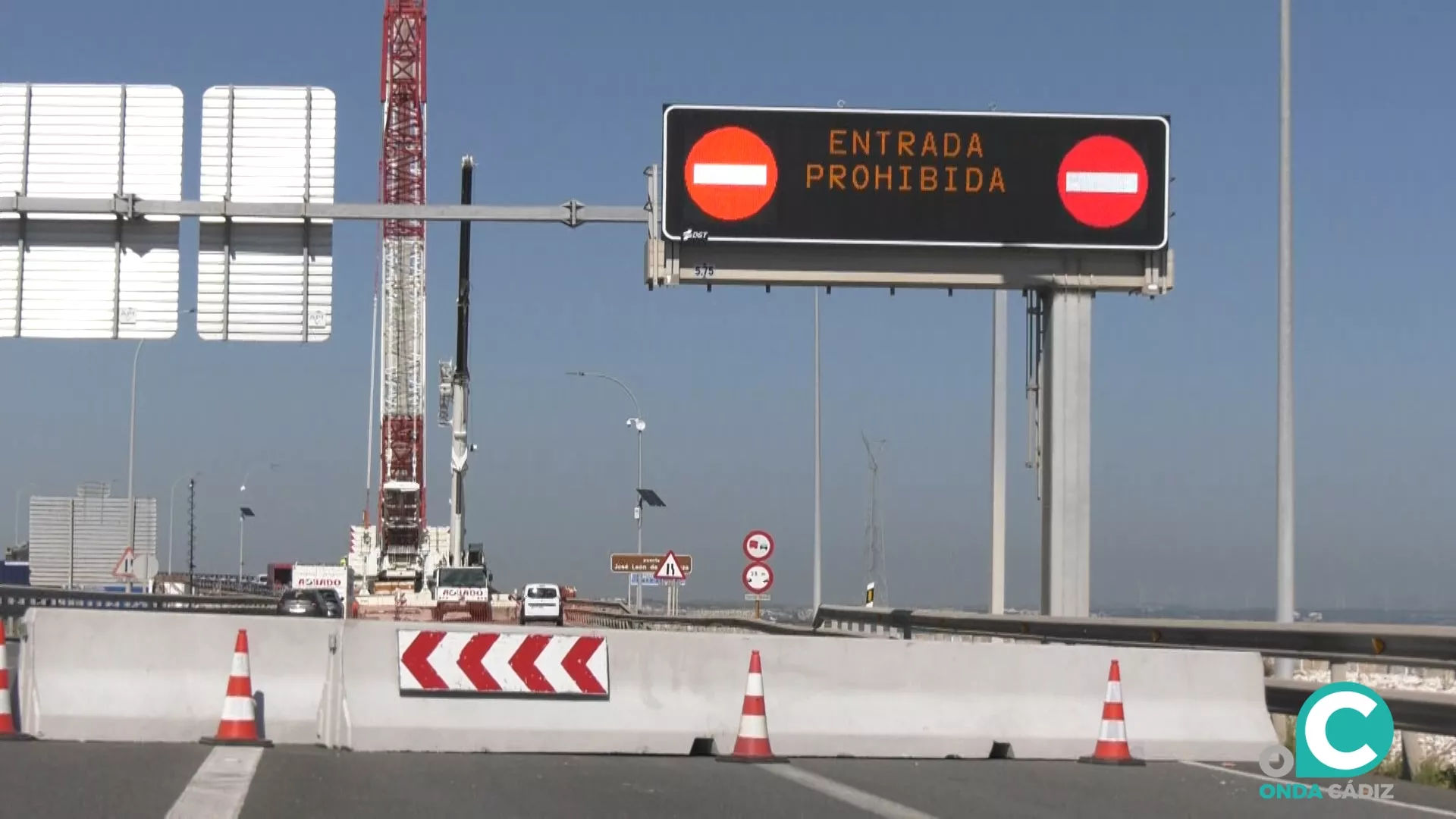 Los operarios trabajan a buen ritmo en las obras del puente Carranza. 