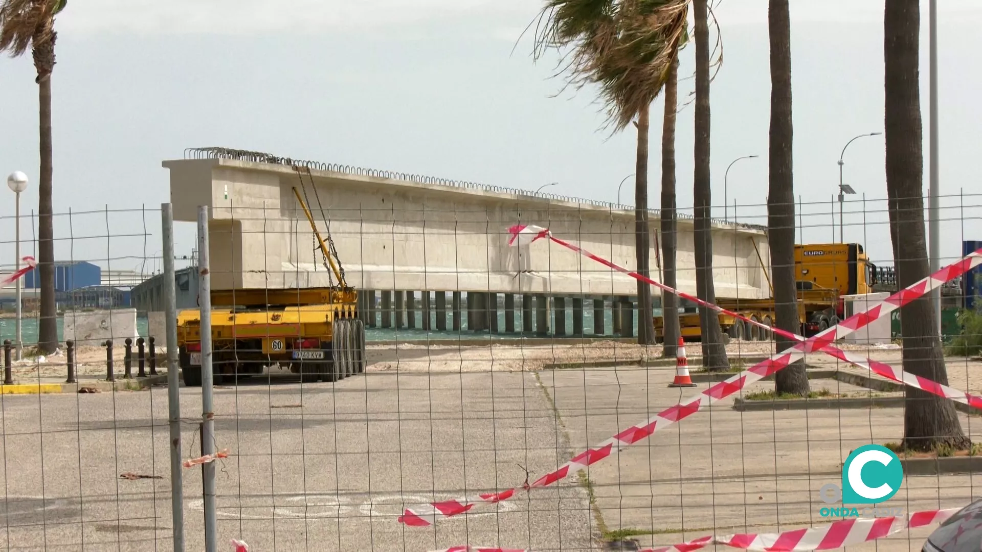 El puente Carranza, partido en dos tras desencajarse uno de sus vanos del tablero.