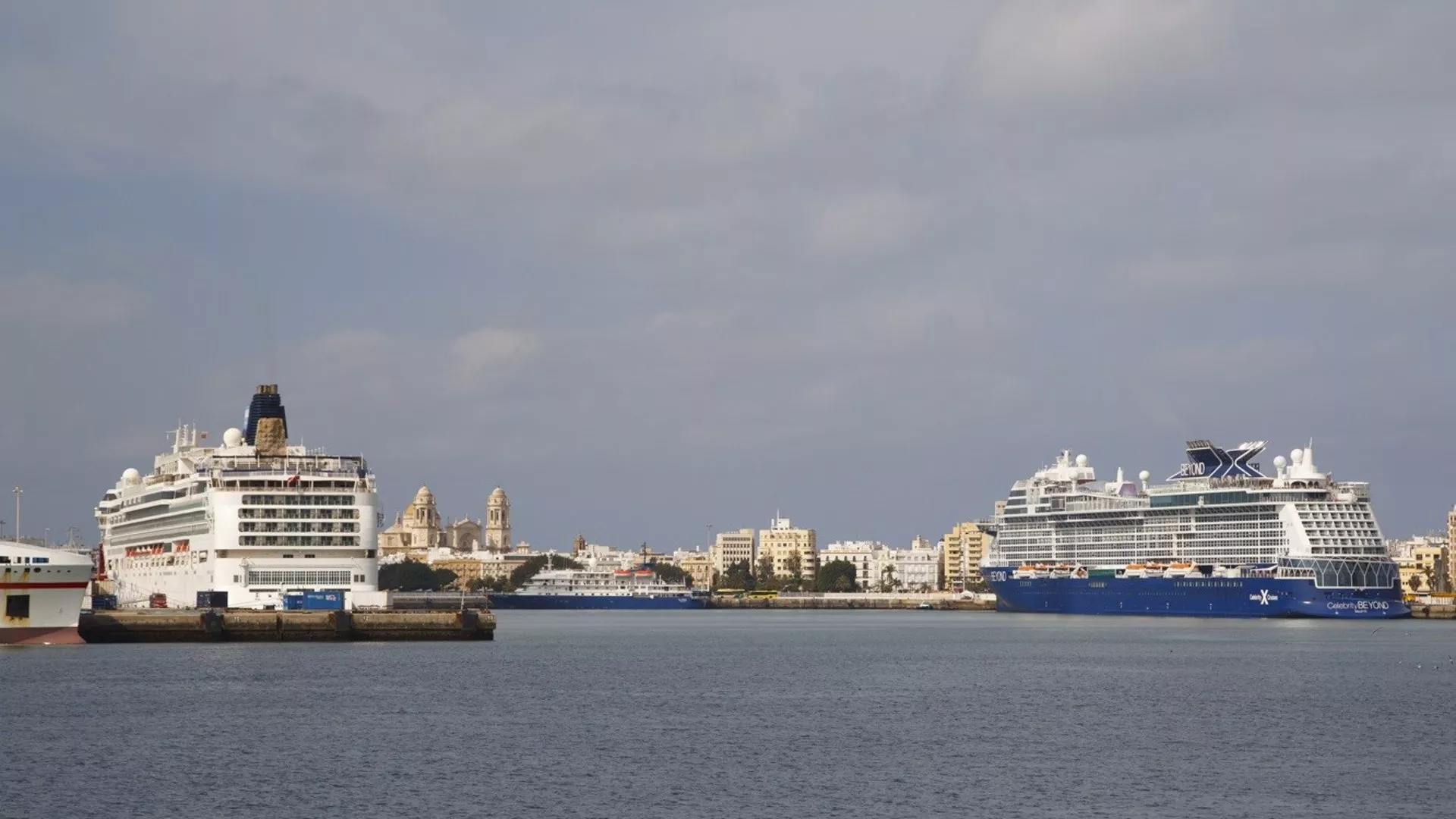 El muelle gaditano con cruceros atracados