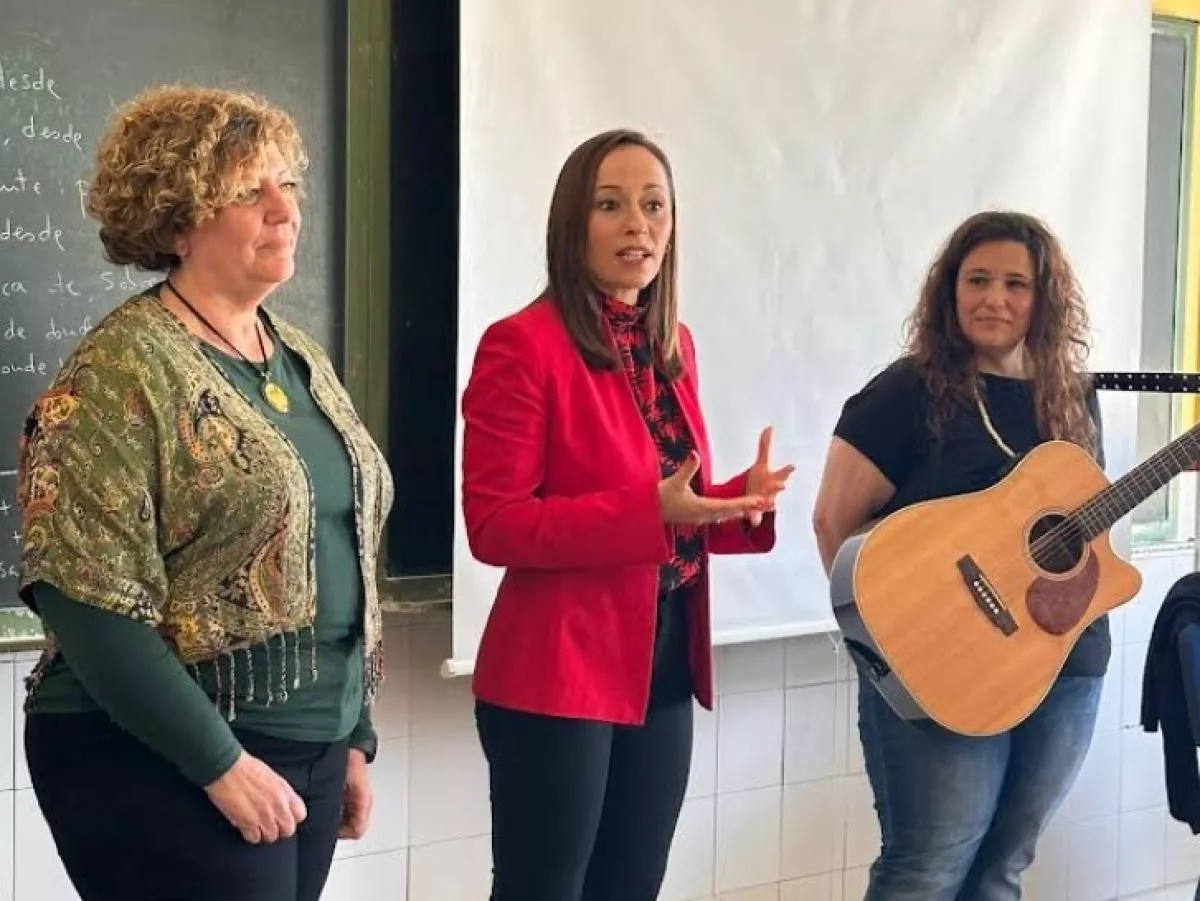 La concejala de Igualdad, Virginia Martín, explicó a los alumnos la finalidad de esta charla en IES Colume