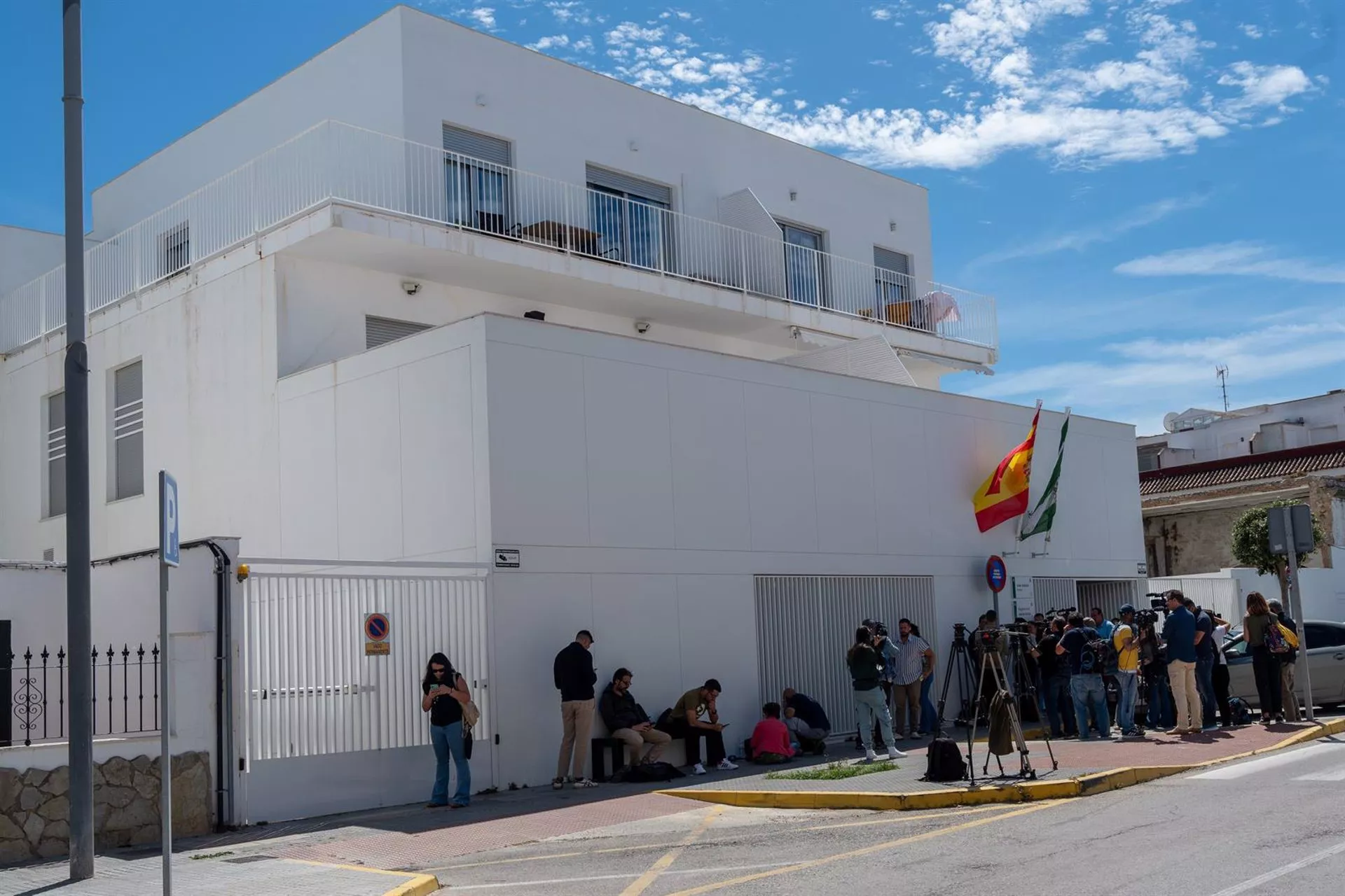 Atención a medios comunicación por parte de los abogados de ambas partes en la puerta de los juzgados, a 10 de mayo de 2024, en Barbate