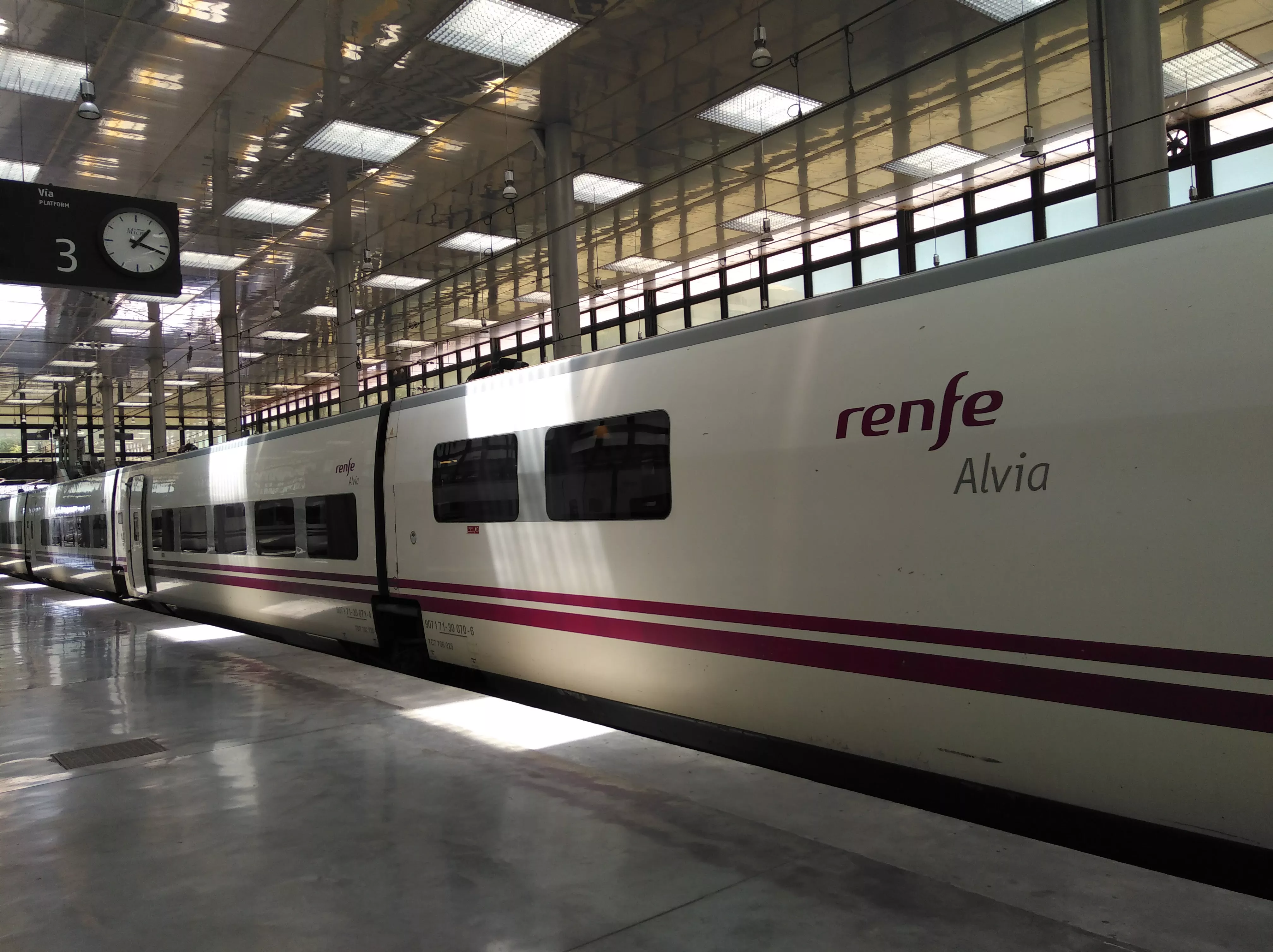 Imagen de un tren Alvia en la estación de Cádiz