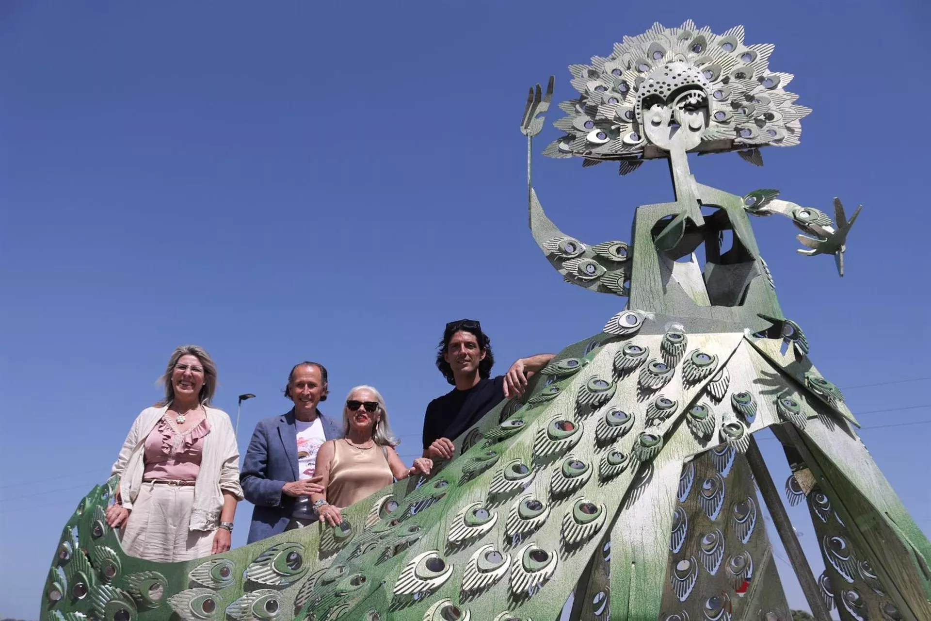 El alcalde de Chiclana en la estatua homenaje a la artista María Jiménez