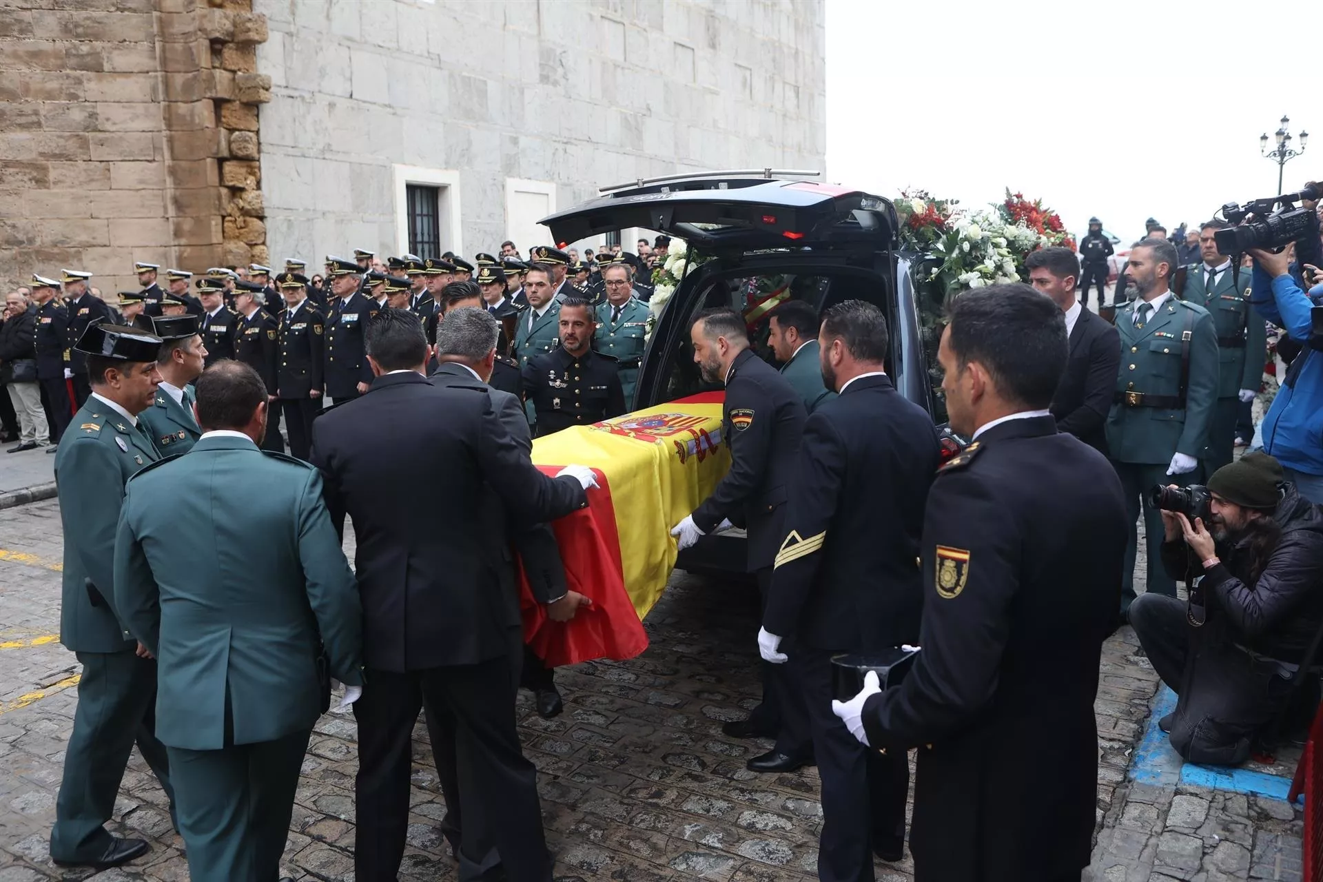 Agentes extraen el féretro del agente de San Fernando fallecido en Barbate antes del funeral