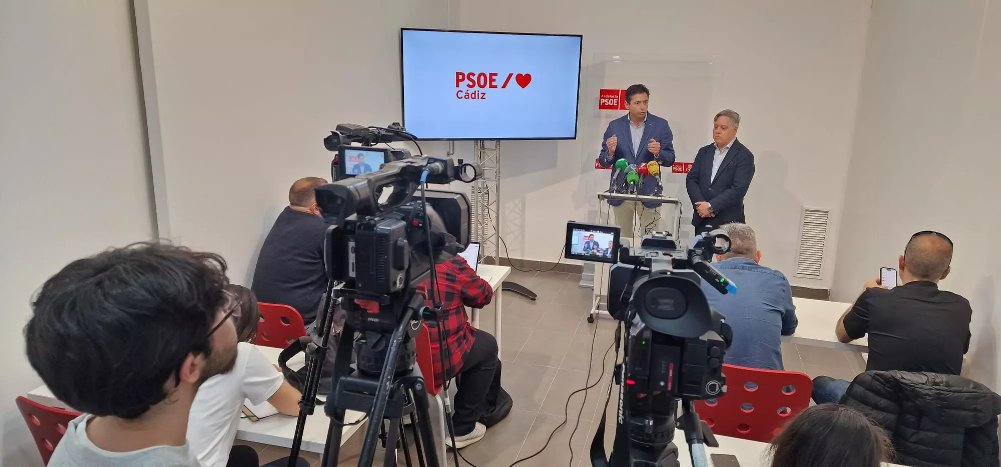 El portavoz del PSOE en el Ayuntamiento, Óscar Torres, y el parlamentario autonómico socialista, Rafael Márquez, en la rueda de prensa.