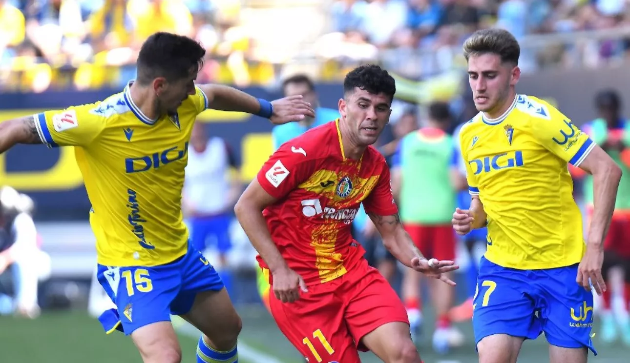 Robert Navarro y Javi Hernández en una disputa frente a Aleñá (Foto: Cádiz CF)