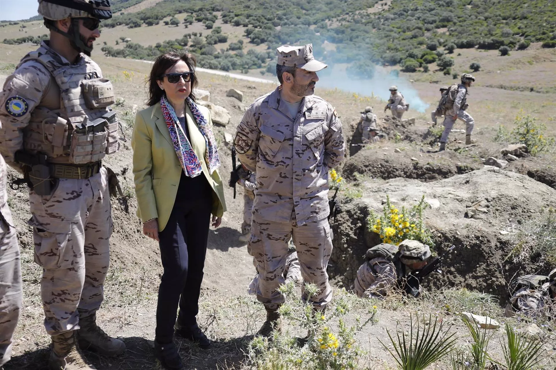 La ministra de Defensa, Margarita Robles, junto a militares españoles y ucranianos en una visita al campo de adiestramiento del Sierra del Retín, en Barbate La ministra de Defensa, Margarita Robles, junto a militares españoles y ucranianos en una visita al campo de adiestramiento del Sierra del Retín, en Barbate