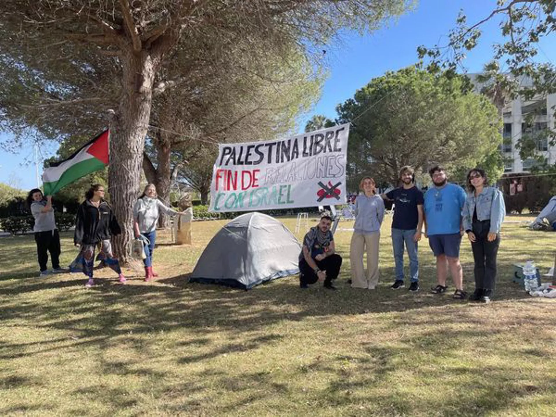 Miembros de Apdha apoyando la acampada de estudiantes en la UCA en solidaridad con Palestina