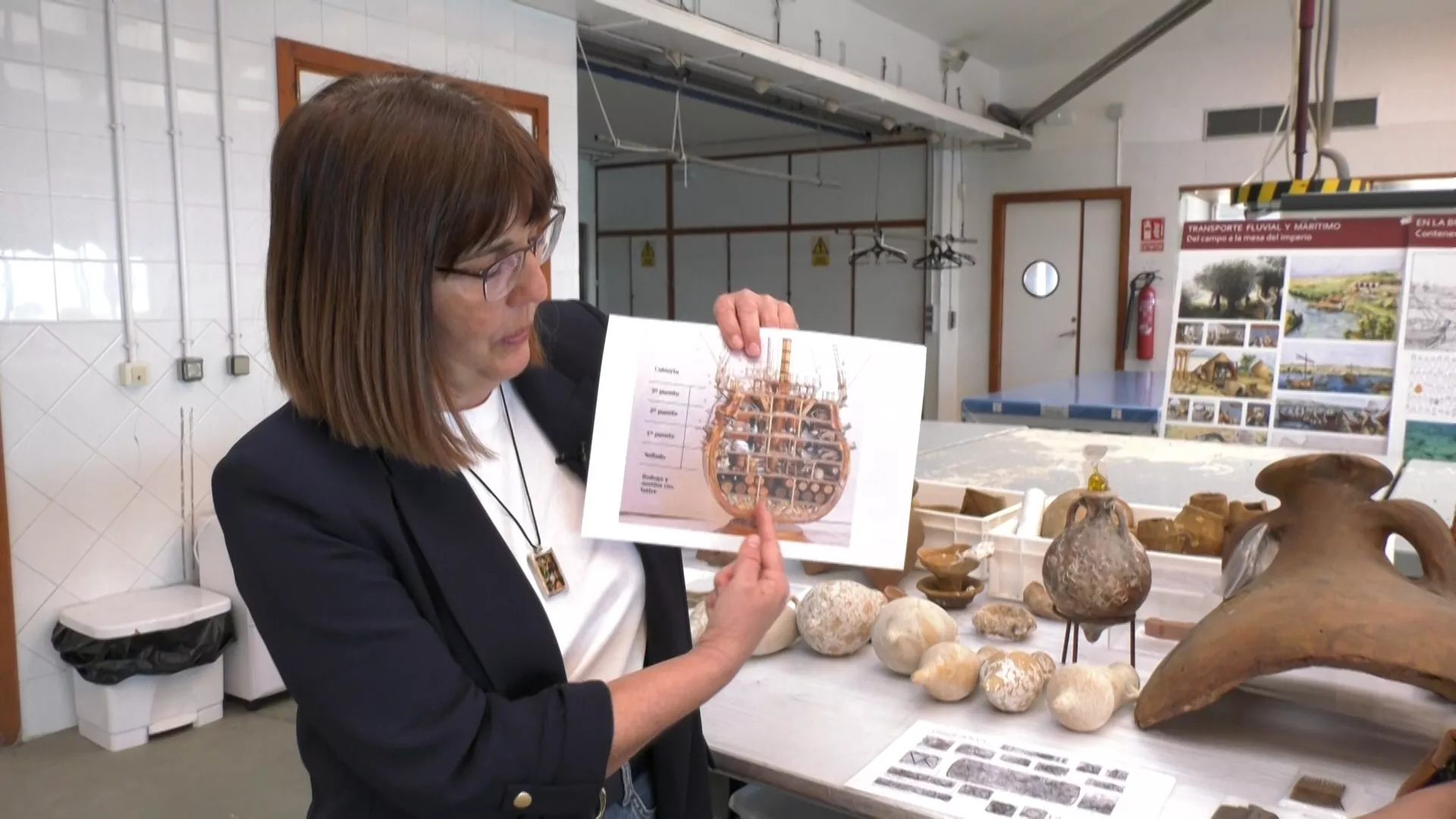  La jefa del Centro de Arqueología Subacuática, Milagros Alzaga, mostrando los detalles del estudio del pecio del Delta 1.