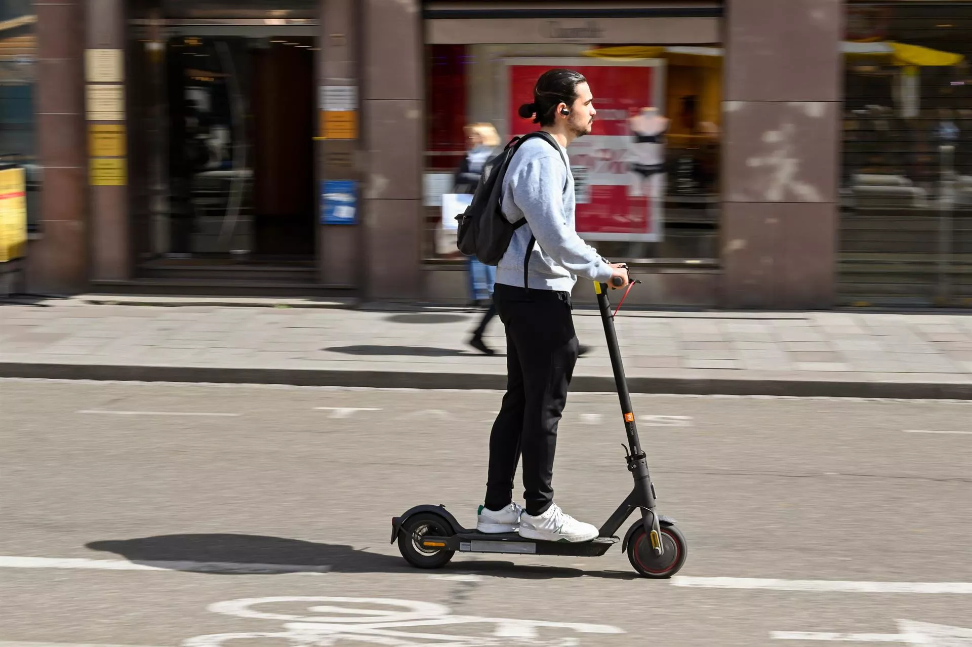 Usuario conduce un patinete eléctrico