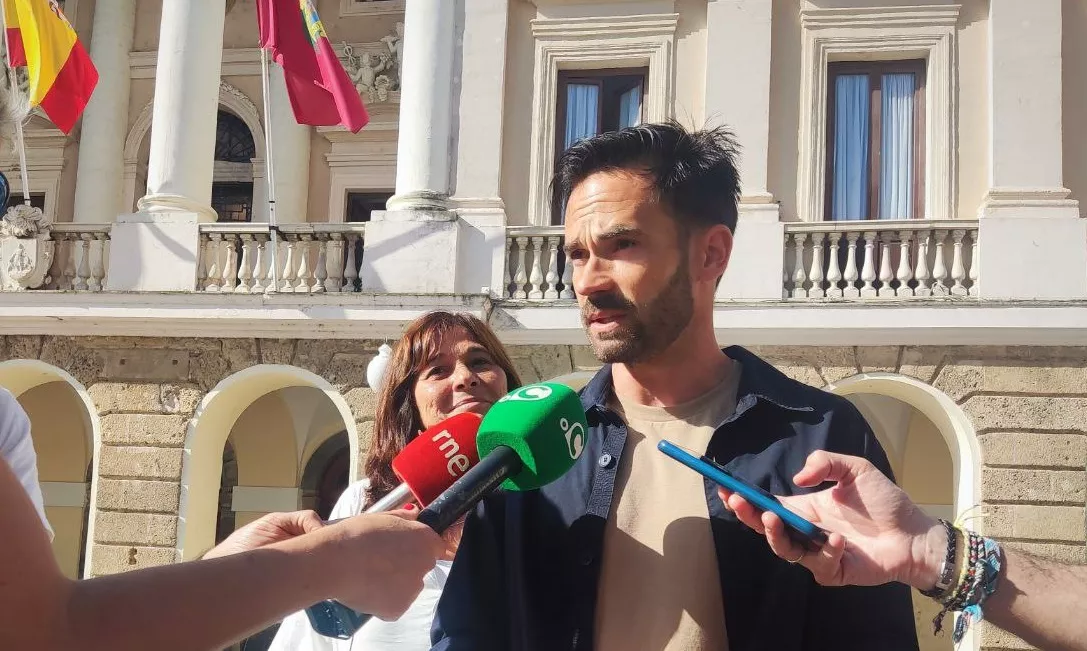  El portavoz del Grupo Municipal de Adelante Izquierda Gaditana atiende a los medios este martes en la plaza San Juan de Dios