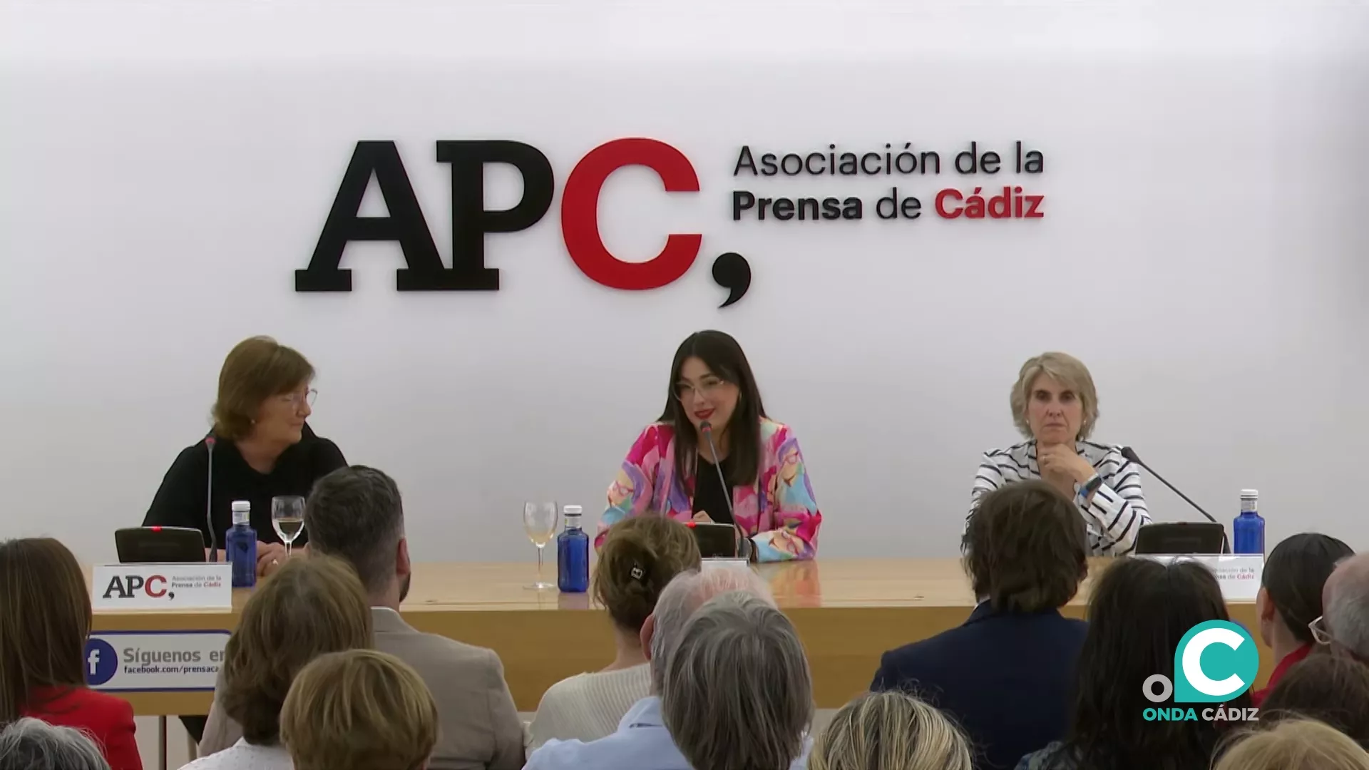 Olga Viza y Paloma del Río participan en la mesa redonda sobre mujer y deporte en la sede de la APC. 