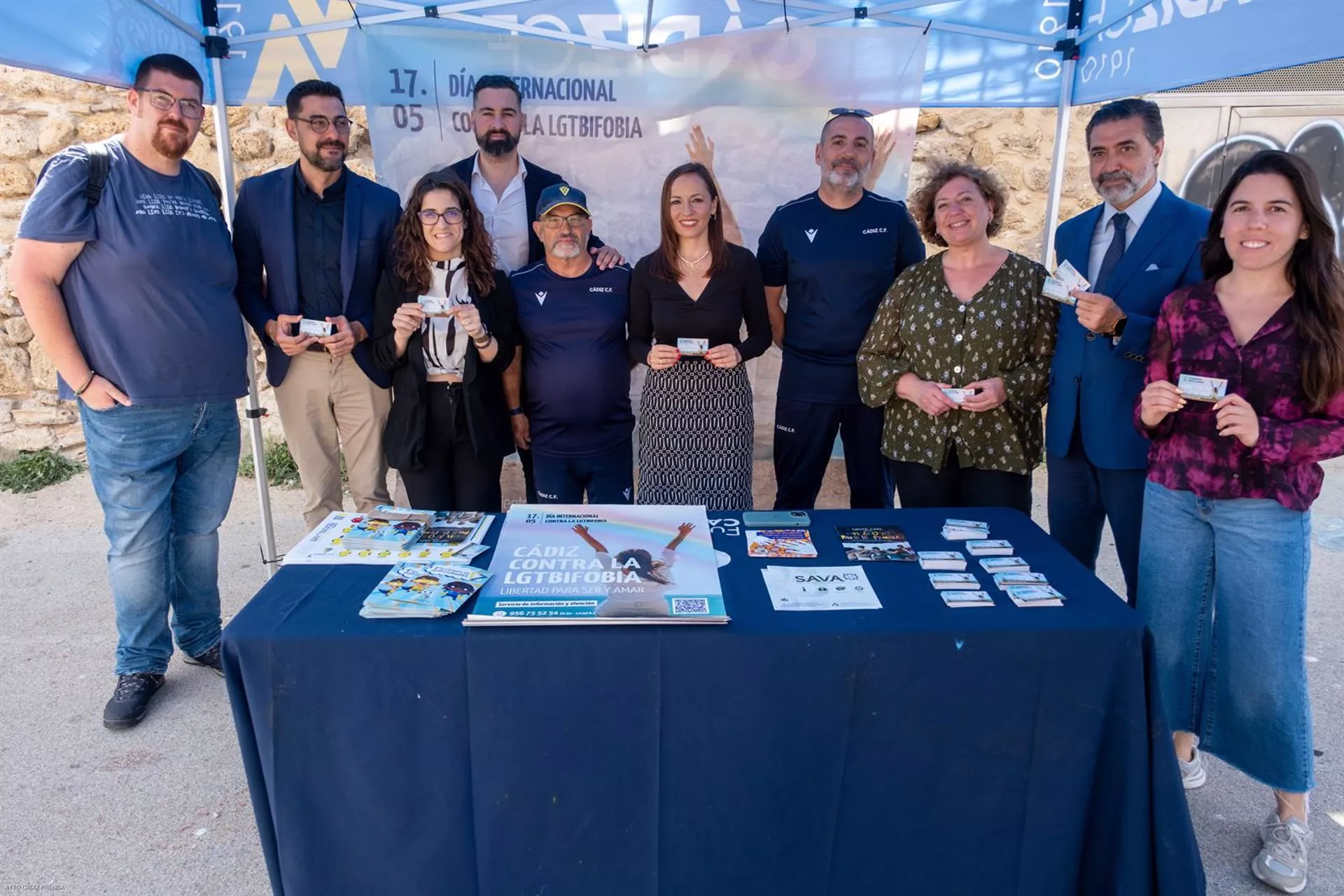 Representantes municipales del Ayuntamiento de Cádiz en la instalación del primer Punto Arcoíris en un instituto de la ciudad