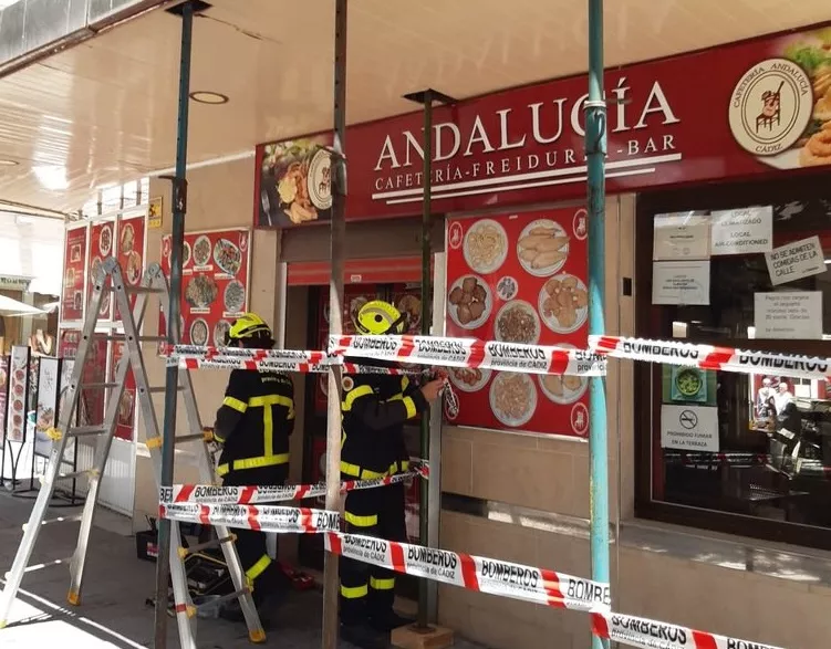 Efectivos de bomberos asegurando la techumbre de la terraza en una imagen cedida por el Consorcio 