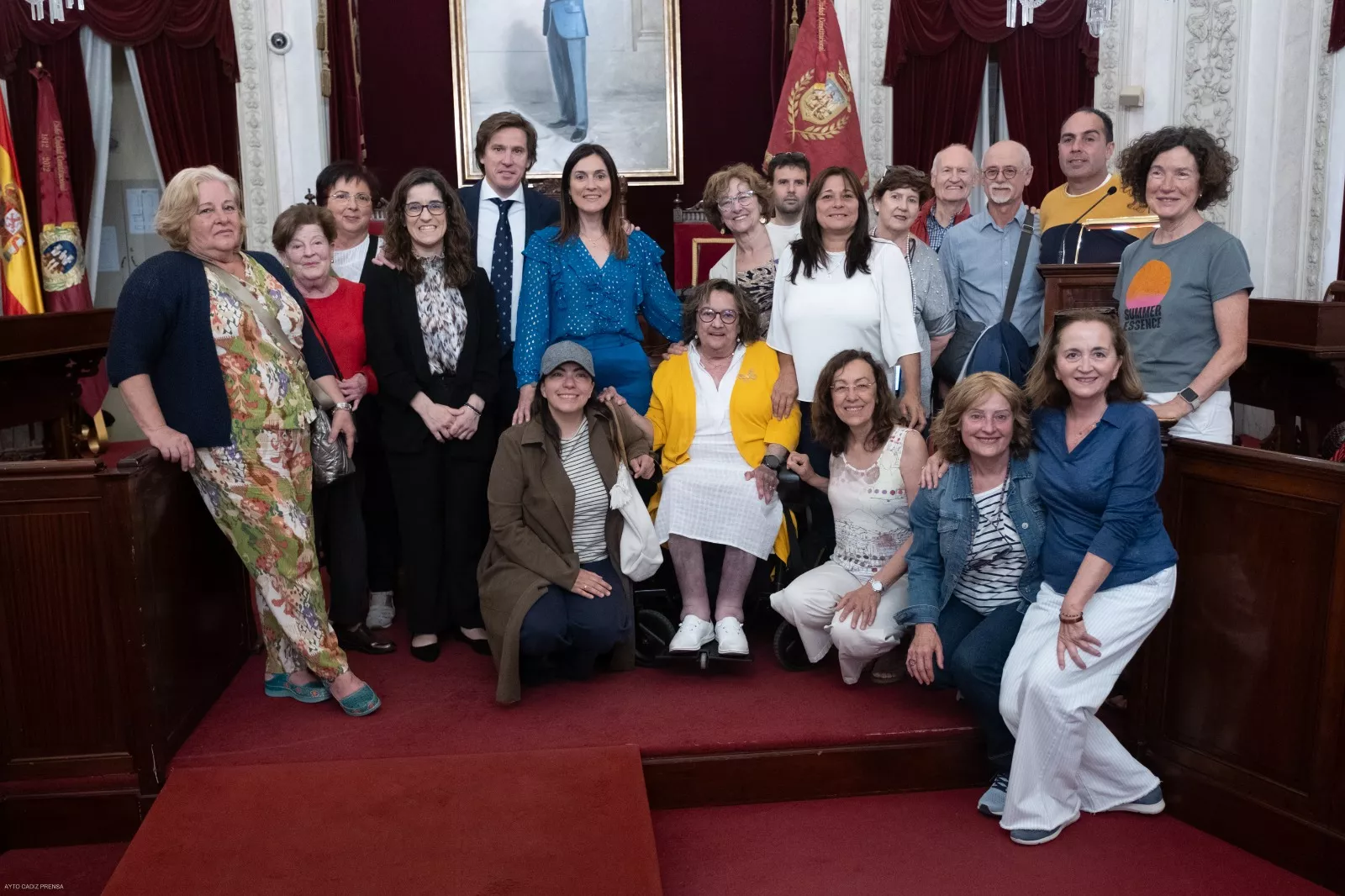 Asistentes al final del acto en el Ayuntamiento de Cádiz