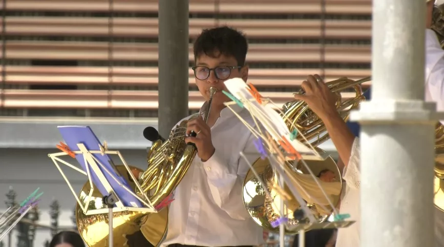 Los jóvenes músicos amenizan la mañana del domingo en el Parque Genovés.