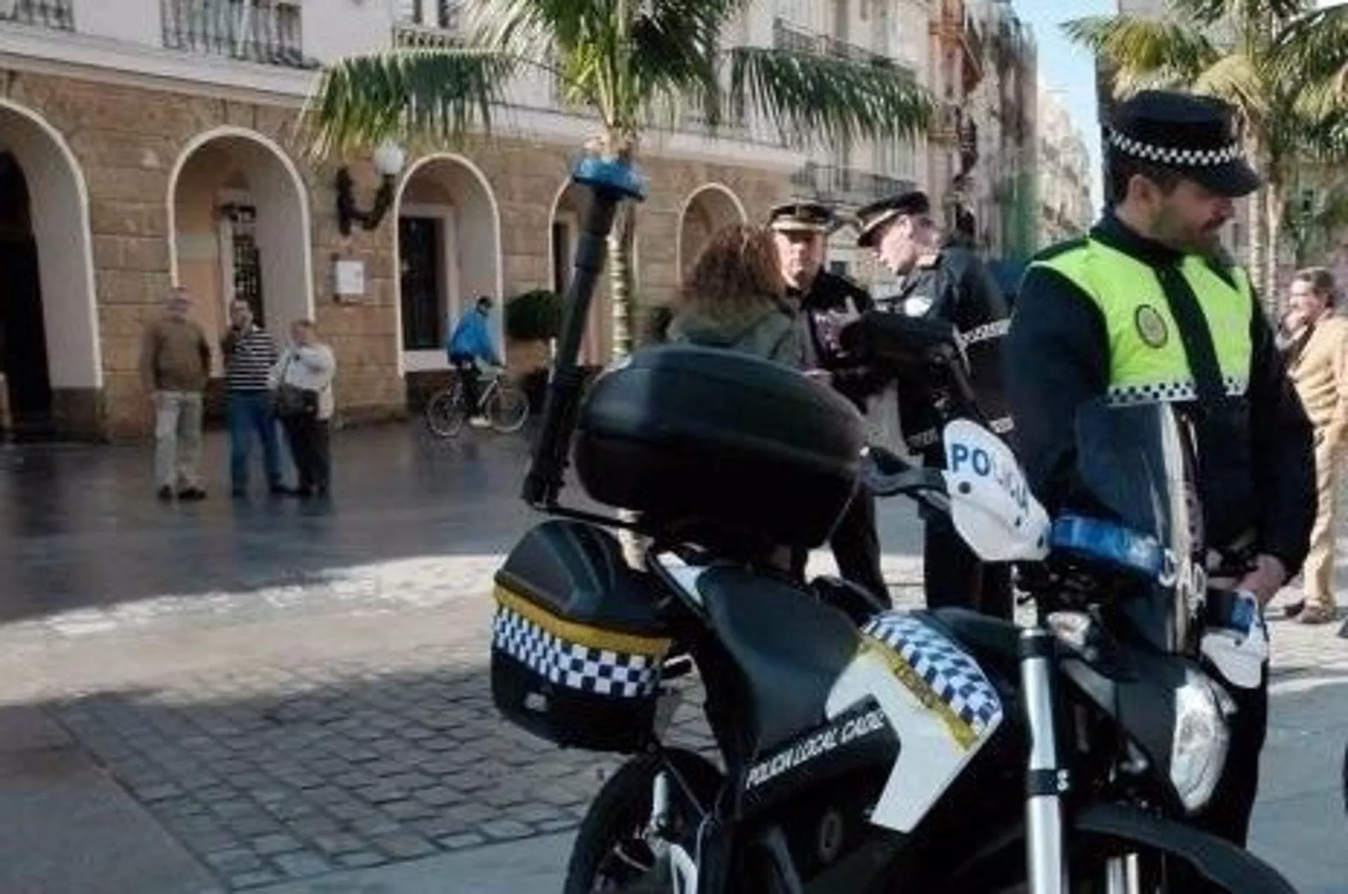 Imagen de archivo de un policia local con su vehículo en la plaza San Juan de Dios